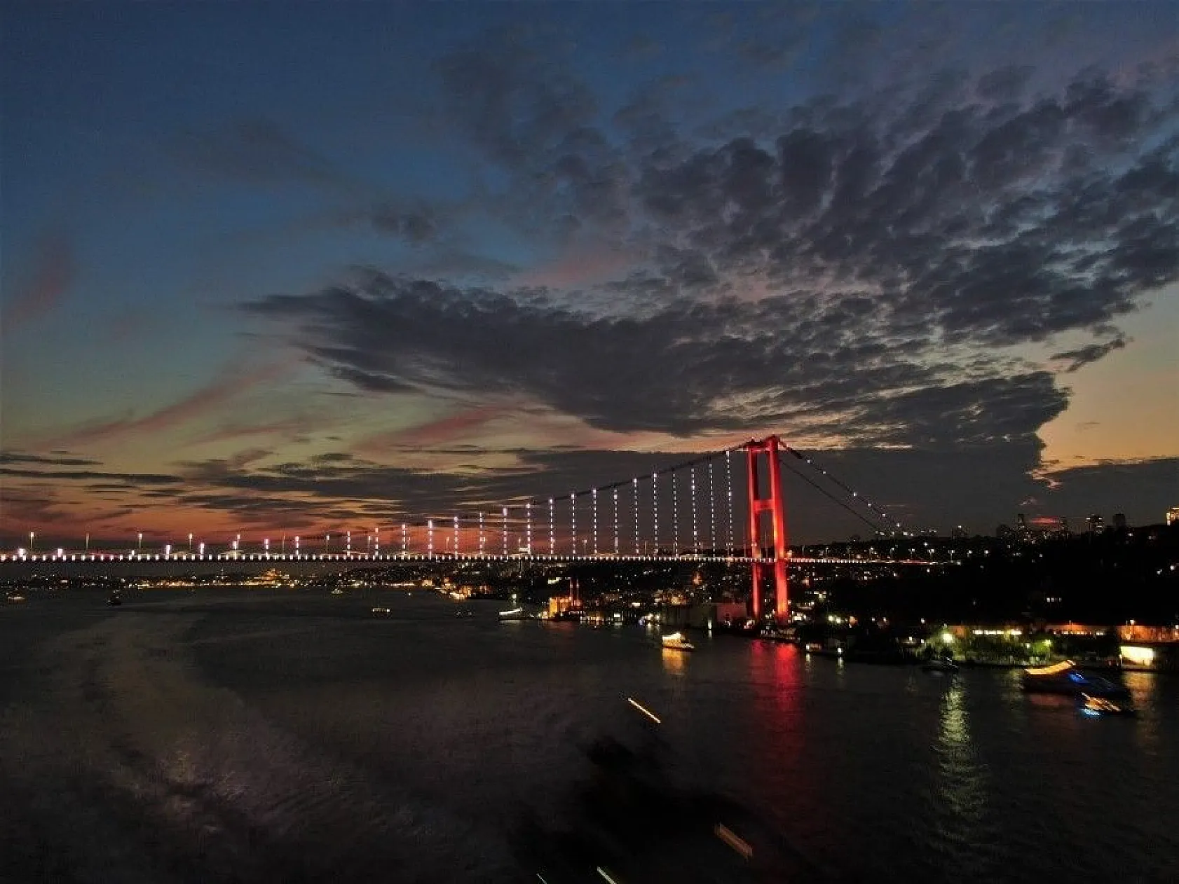İstanbul semaları kızıla büründü