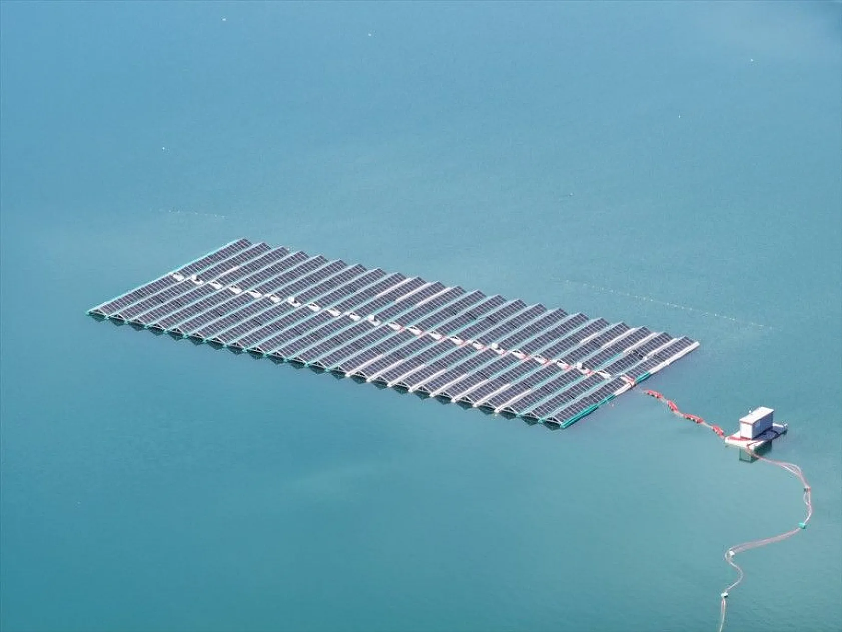 Türkiye'nin ilk yüzer güneş santrali elektrik üretimine başlıyor