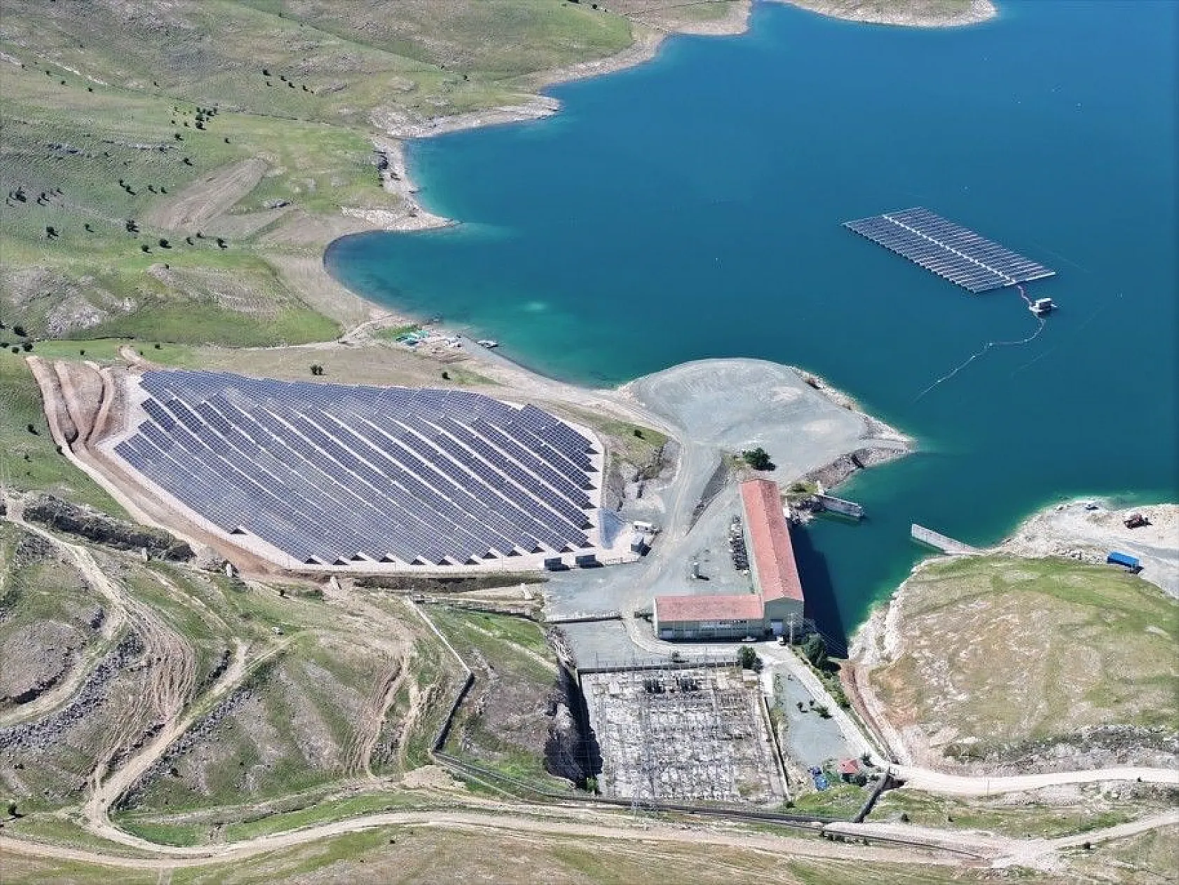 Türkiye'nin ilk yüzer güneş santrali elektrik üretimine başlıyor