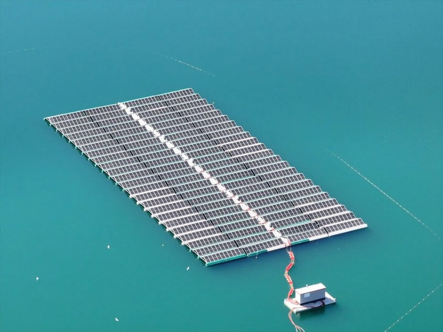 Türkiye'nin ilk yüzer güneş santrali elektrik üretimine başlıyor