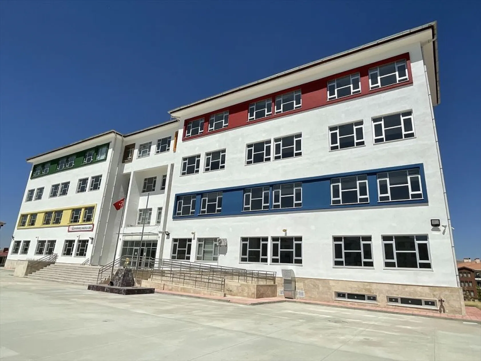 Elazığ'ın farklı noktalarında modern okullar yükseliyor