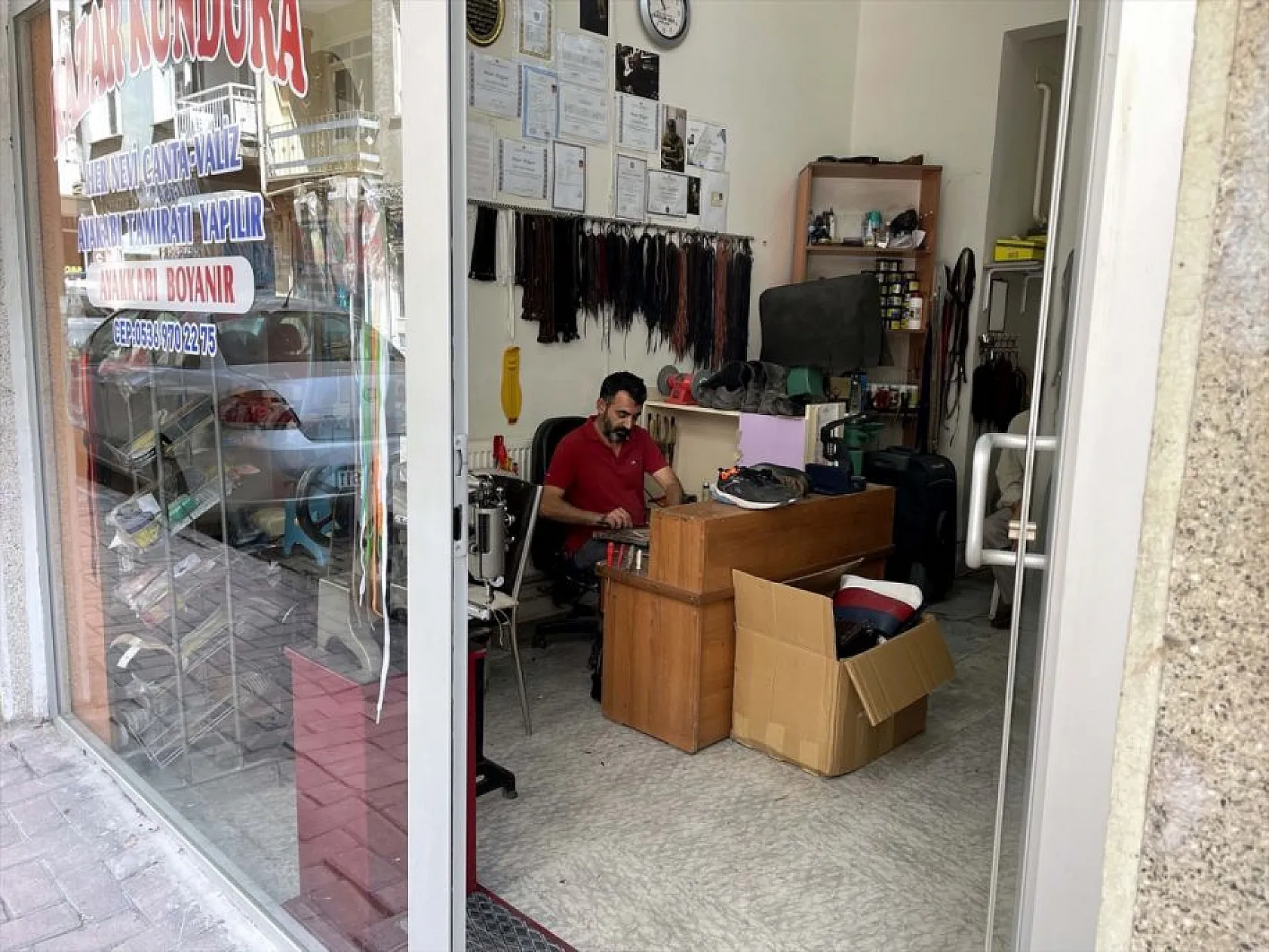 Elazığlı ayakkabı tamircisi Mehmet Kazar'ın okuma aşkı!