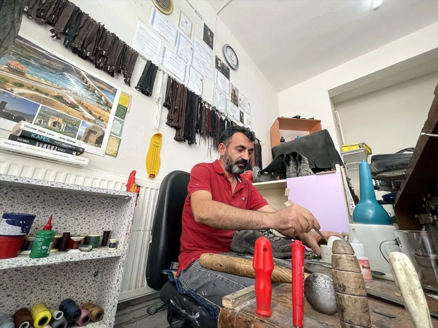 Elazığlı ayakkabı tamircisi Mehmet Kazar'ın okuma aşkı!