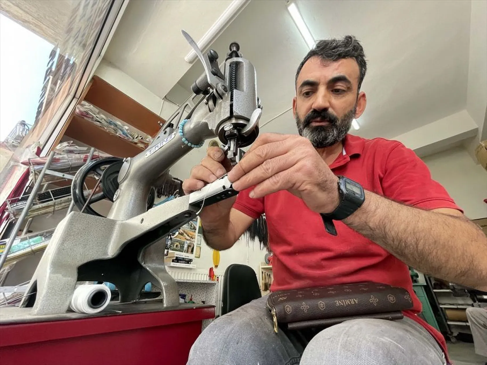 Elazığlı ayakkabı tamircisi Mehmet Kazar'ın okuma aşkı!