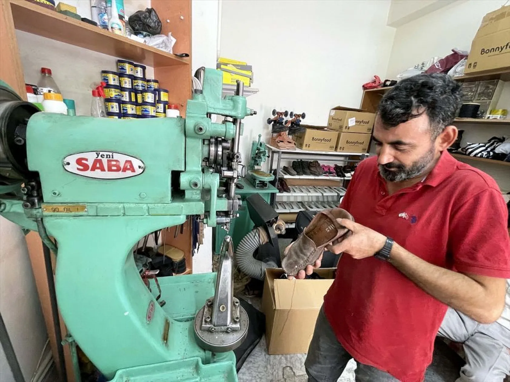 Elazığlı ayakkabı tamircisi Mehmet Kazar'ın okuma aşkı!