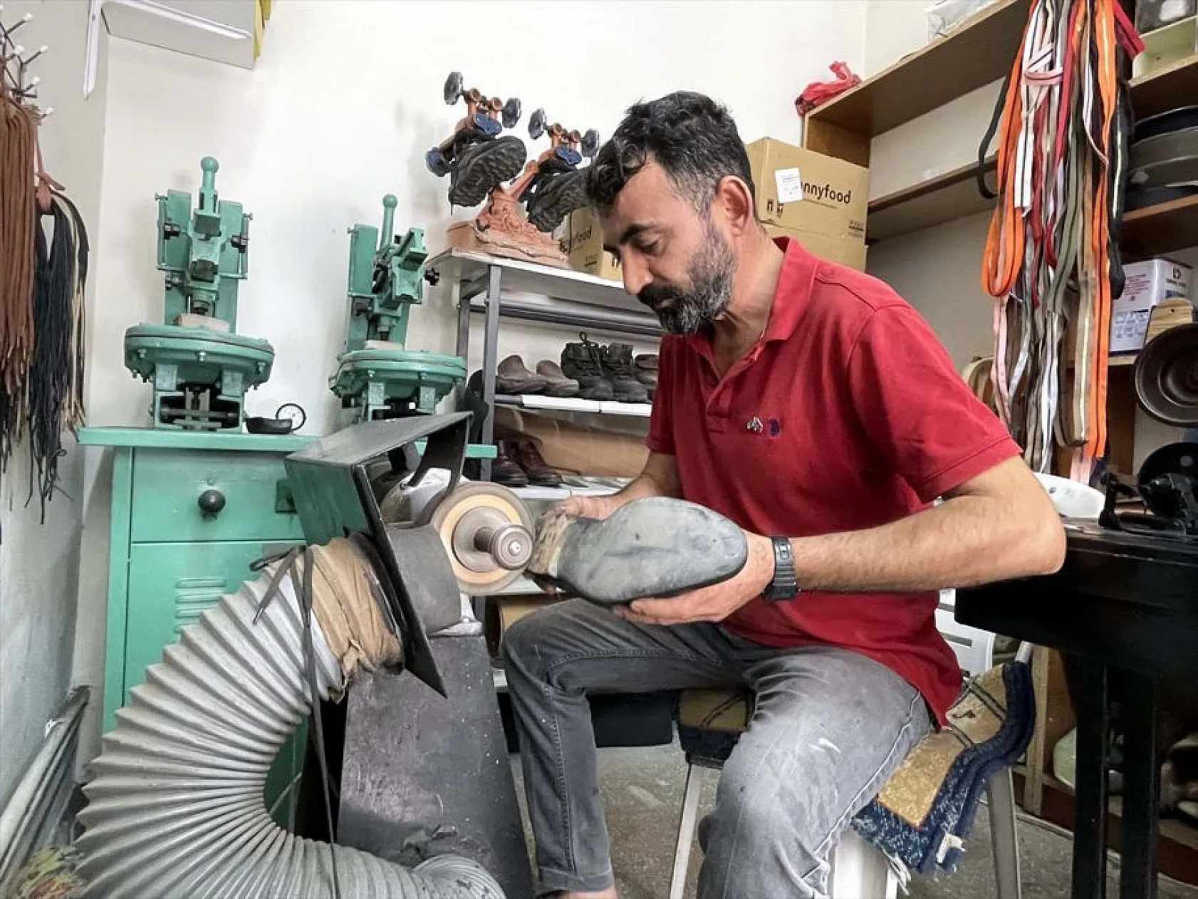 Elazığlı ayakkabı tamircisi Mehmet Kazar'ın okuma aşkı!