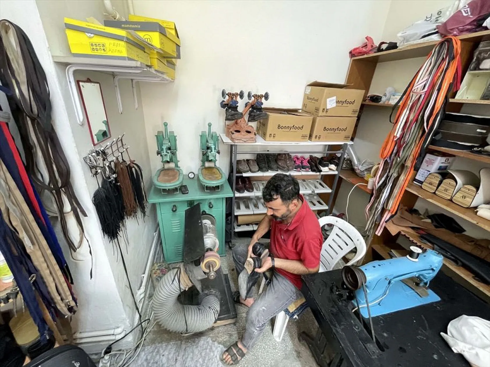 Elazığlı ayakkabı tamircisi Mehmet Kazar'ın okuma aşkı!