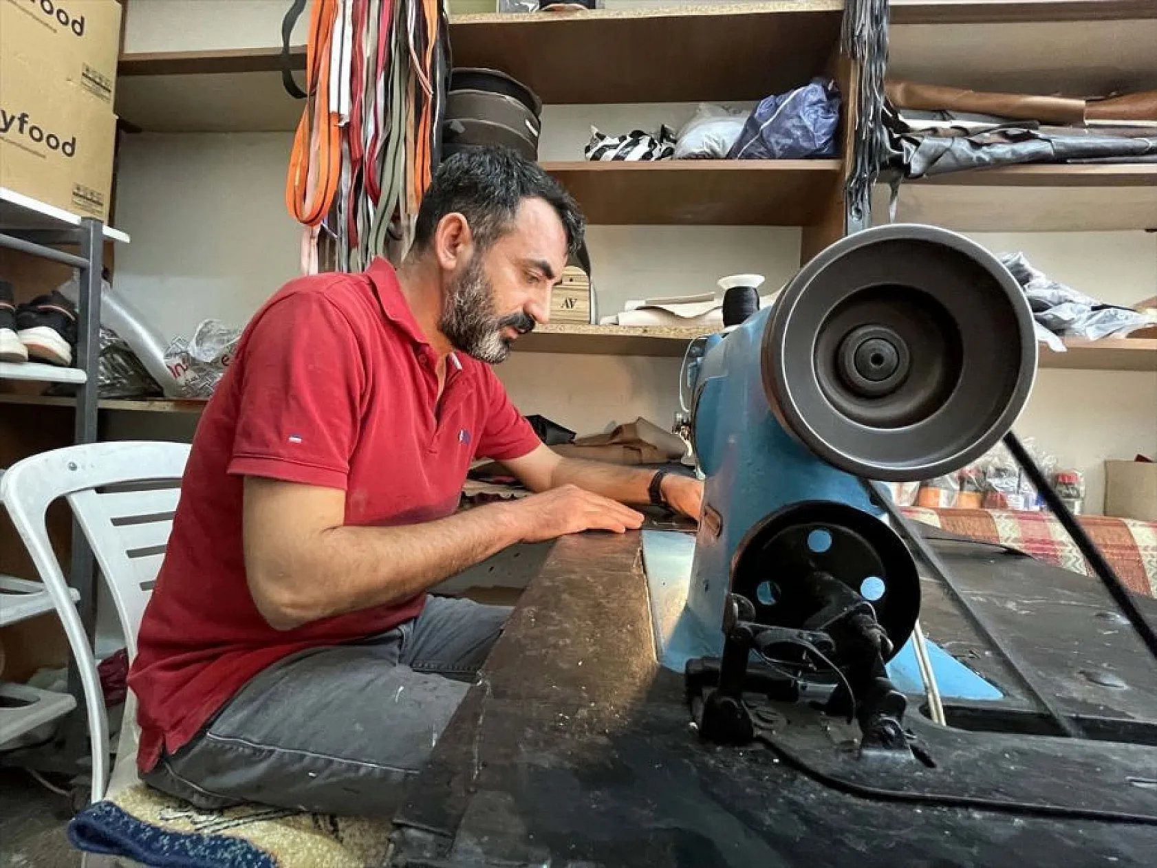 Elazığlı ayakkabı tamircisi Mehmet Kazar'ın okuma aşkı!