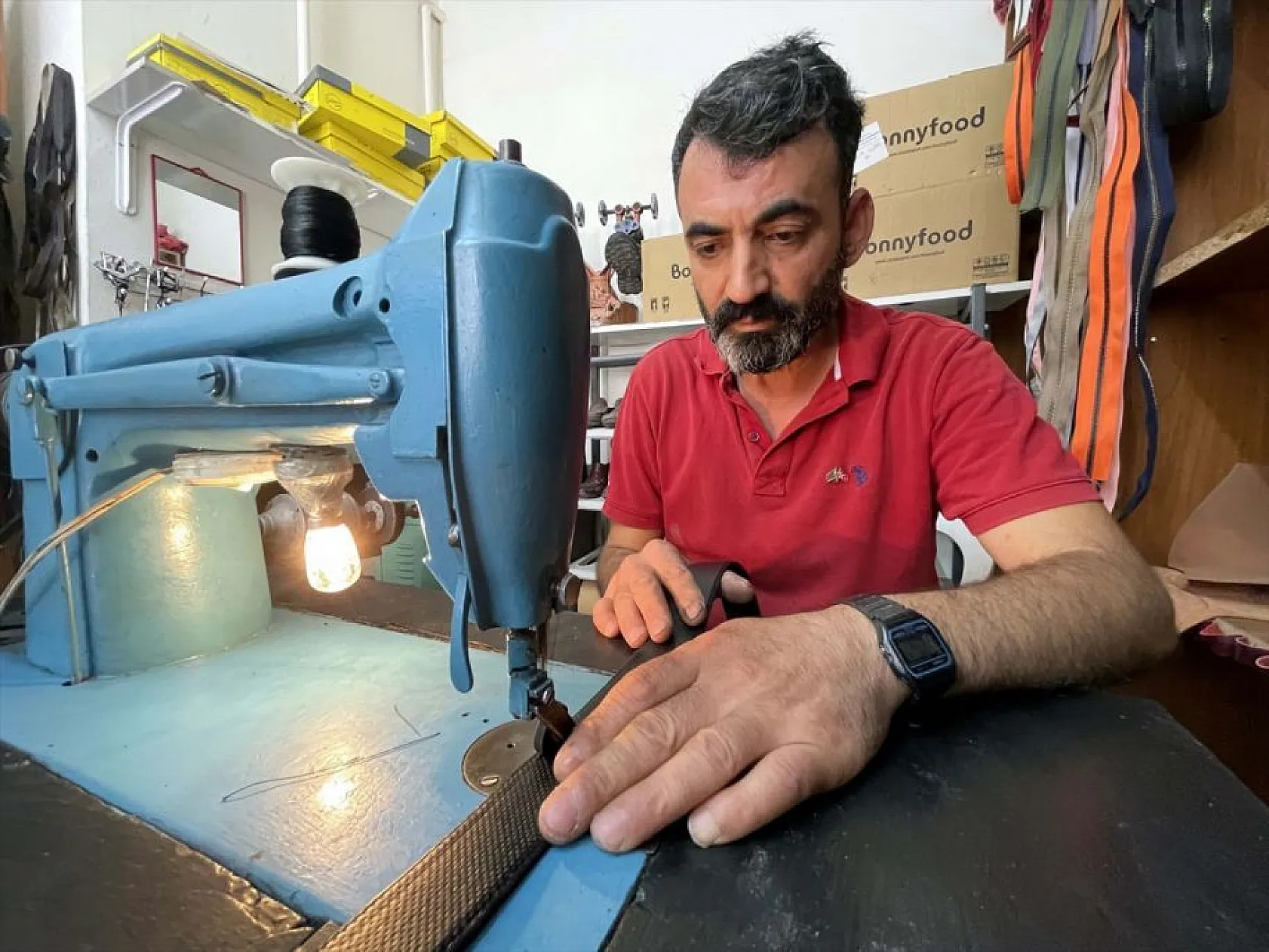 Elazığlı ayakkabı tamircisi Mehmet Kazar'ın okuma aşkı!