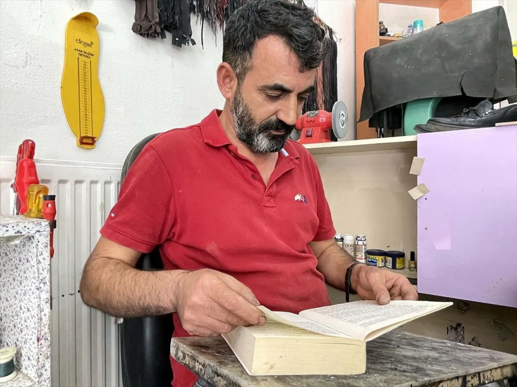 Elazığlı ayakkabı tamircisi Mehmet Kazar'ın okuma aşkı!