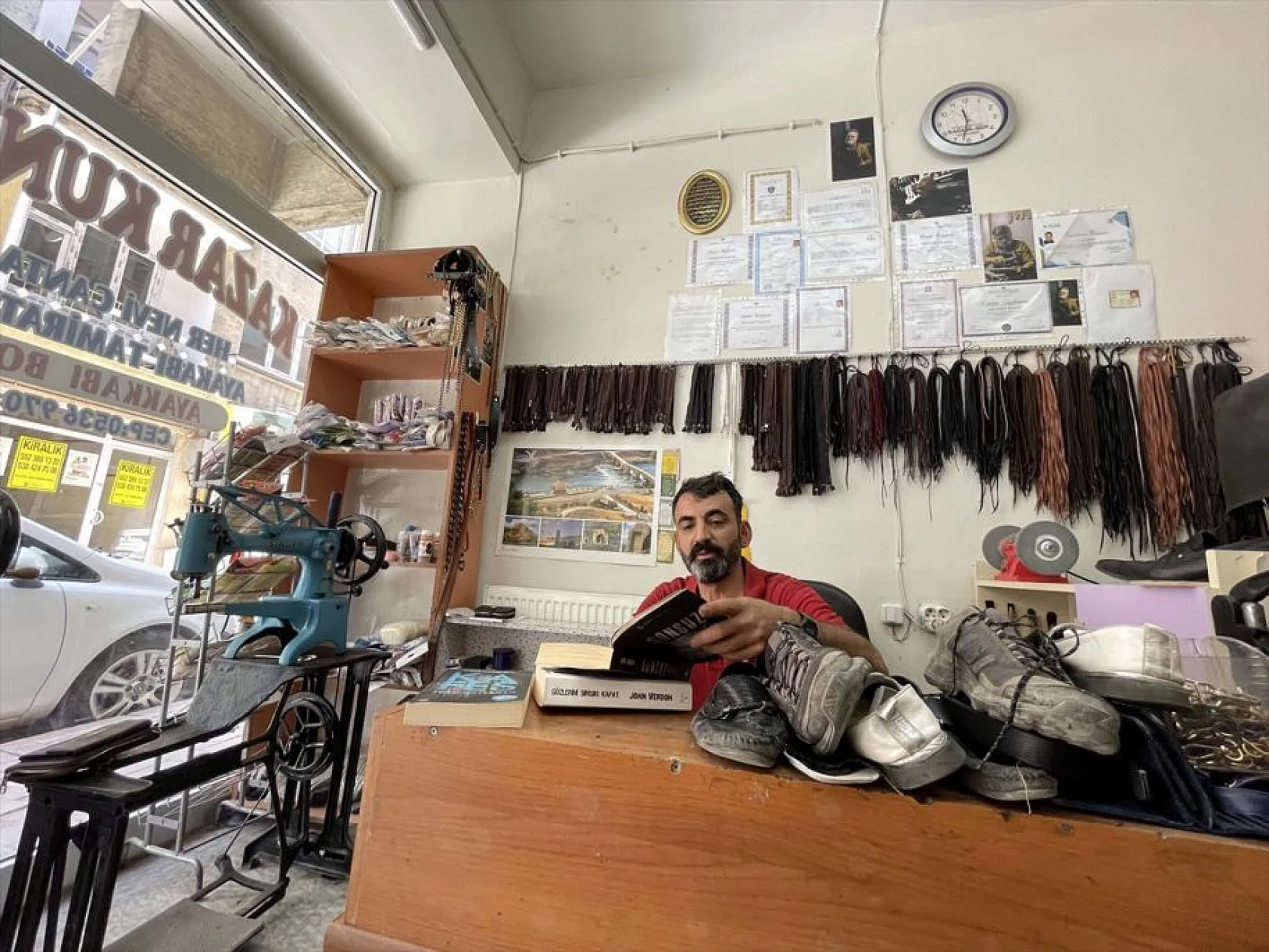 Elazığlı ayakkabı tamircisi Mehmet Kazar'ın okuma aşkı!