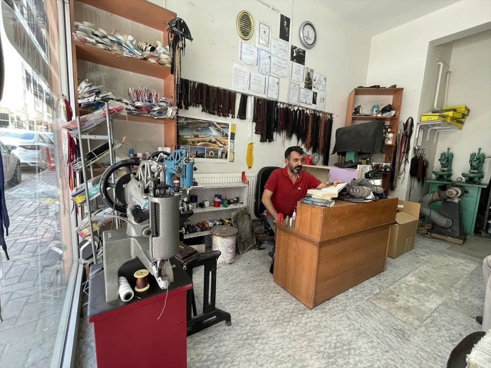 Elazığlı ayakkabı tamircisi Mehmet Kazar'ın okuma aşkı!