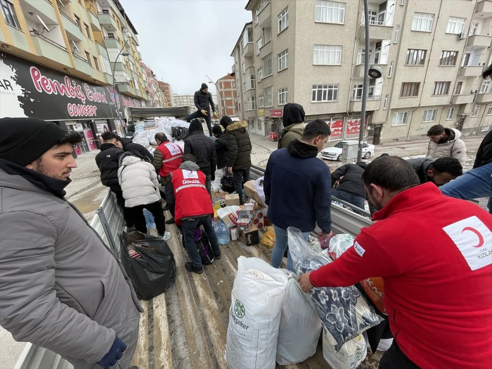 Elazığlı gençlerden deprem bölgelerine yardım eli