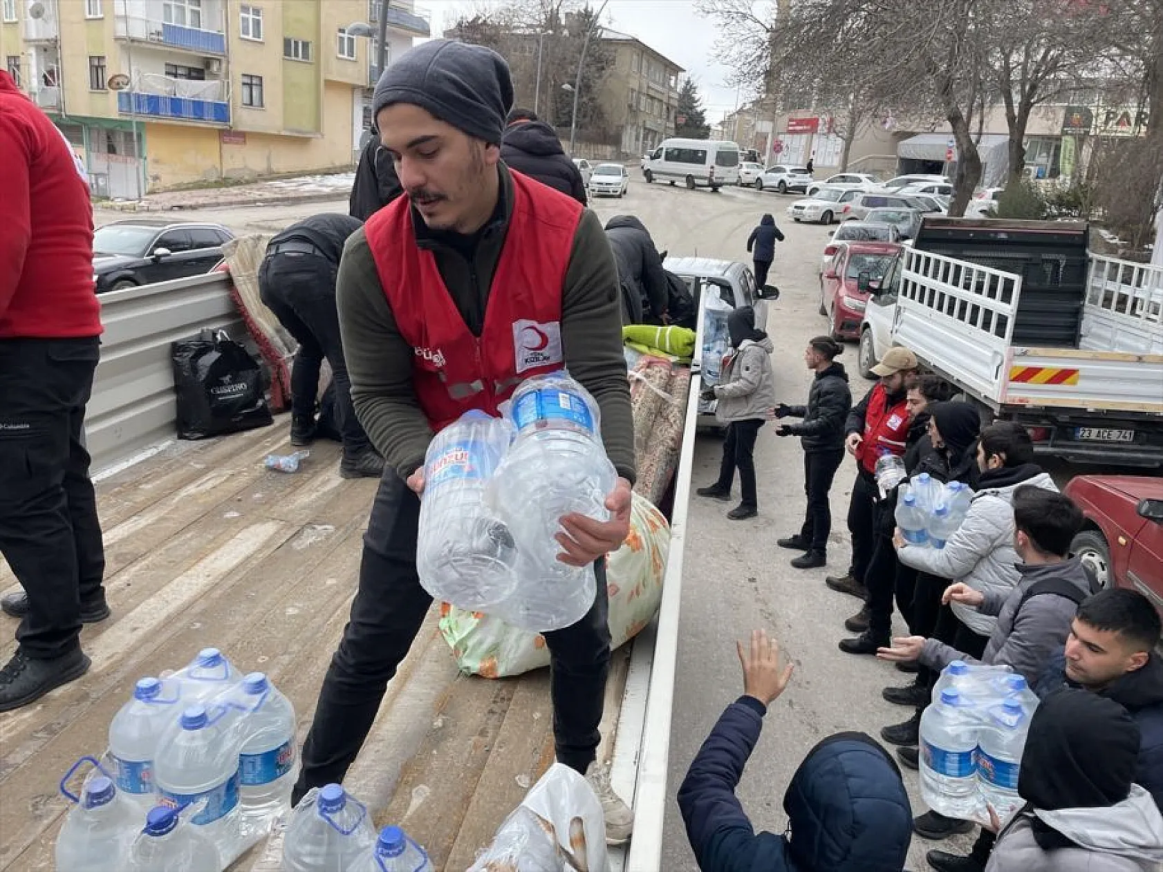 Elazığlı gençlerden deprem bölgelerine yardım eli