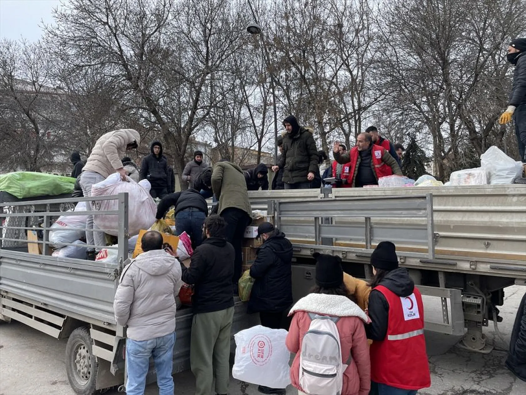 Elazığlı gençlerden deprem bölgelerine yardım eli