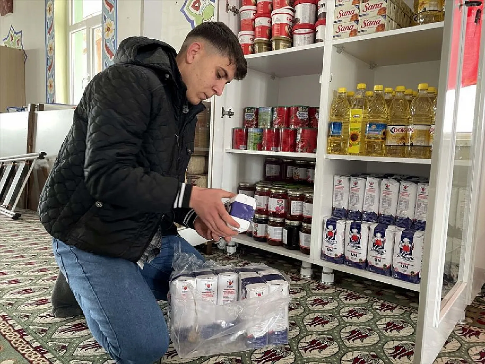 Camideki 'paylaşım dolabı' depremzedeler için doluyor