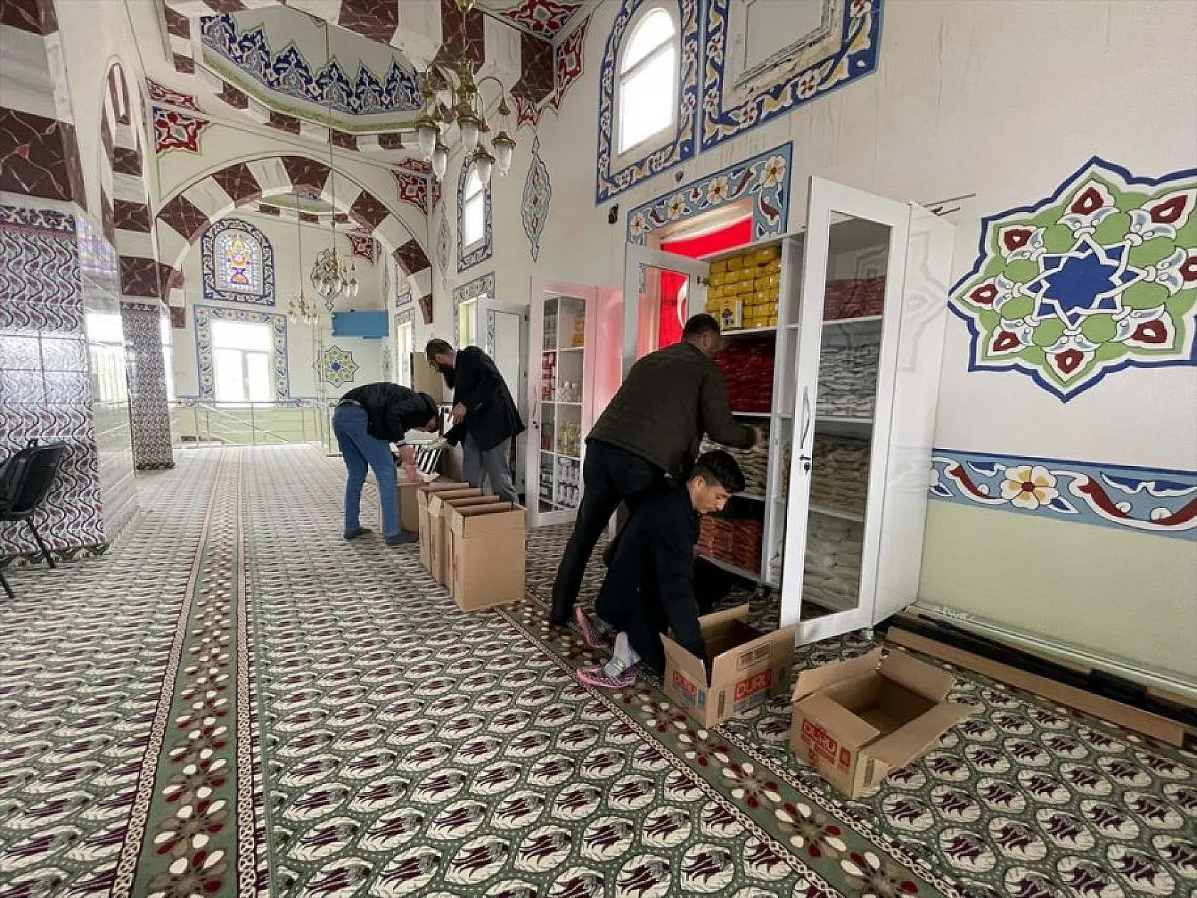 Camideki 'paylaşım dolabı' depremzedeler için doluyor