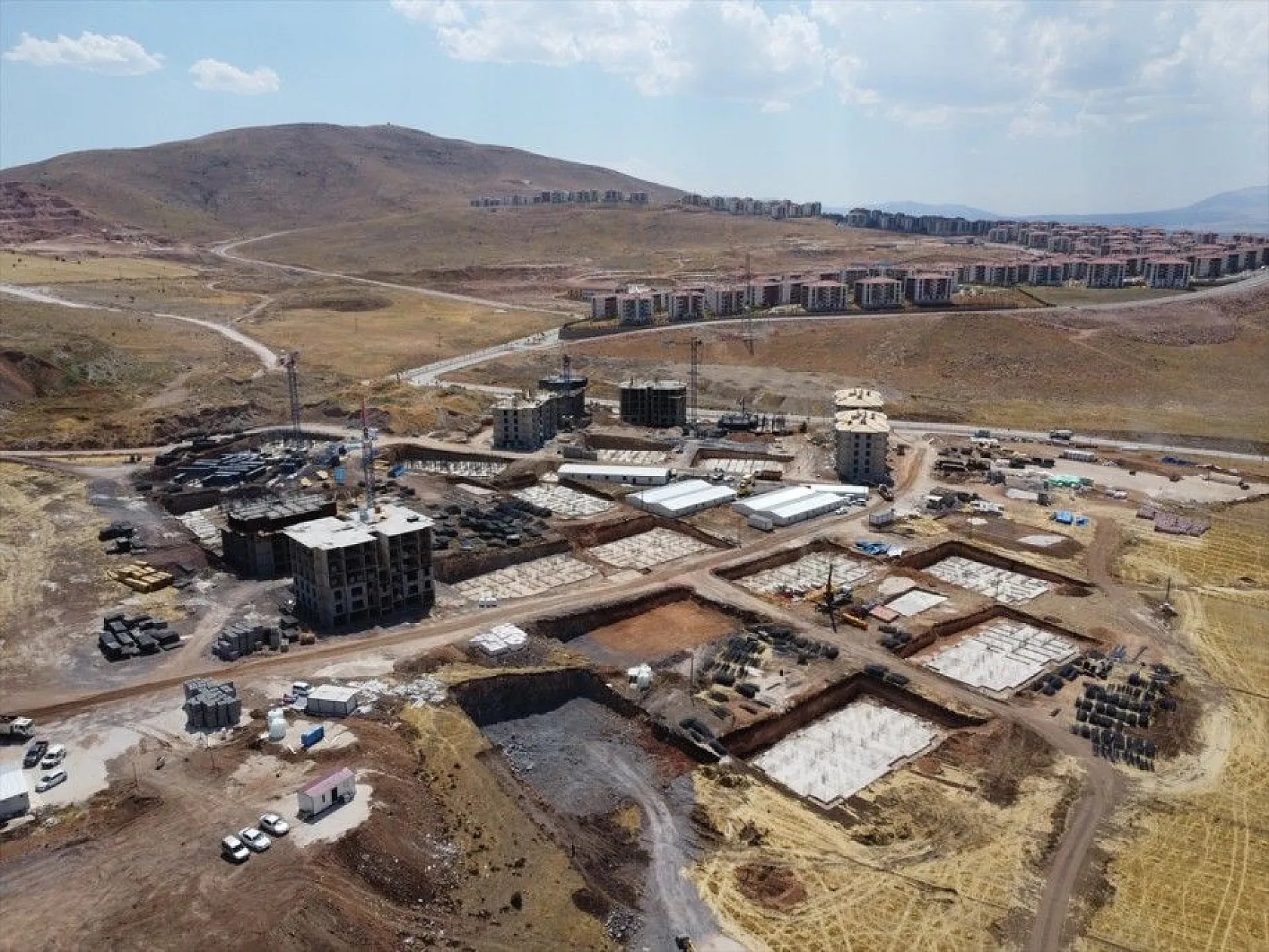 Elazığ'da 2 bin 936 deprem konutunun inşası sürüyor