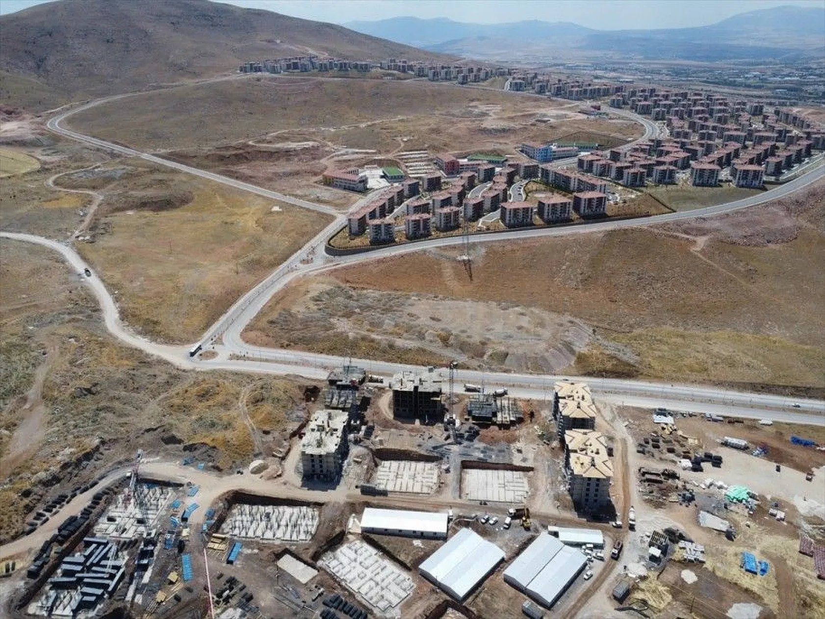 Elazığ'da 2 bin 936 deprem konutunun inşası sürüyor