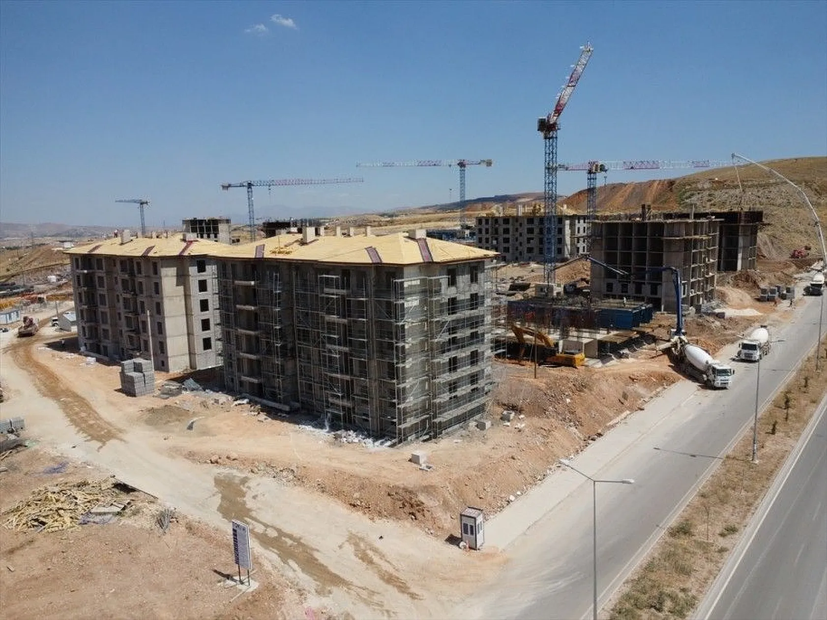 Elazığ'da 2 bin 936 deprem konutunun inşası sürüyor