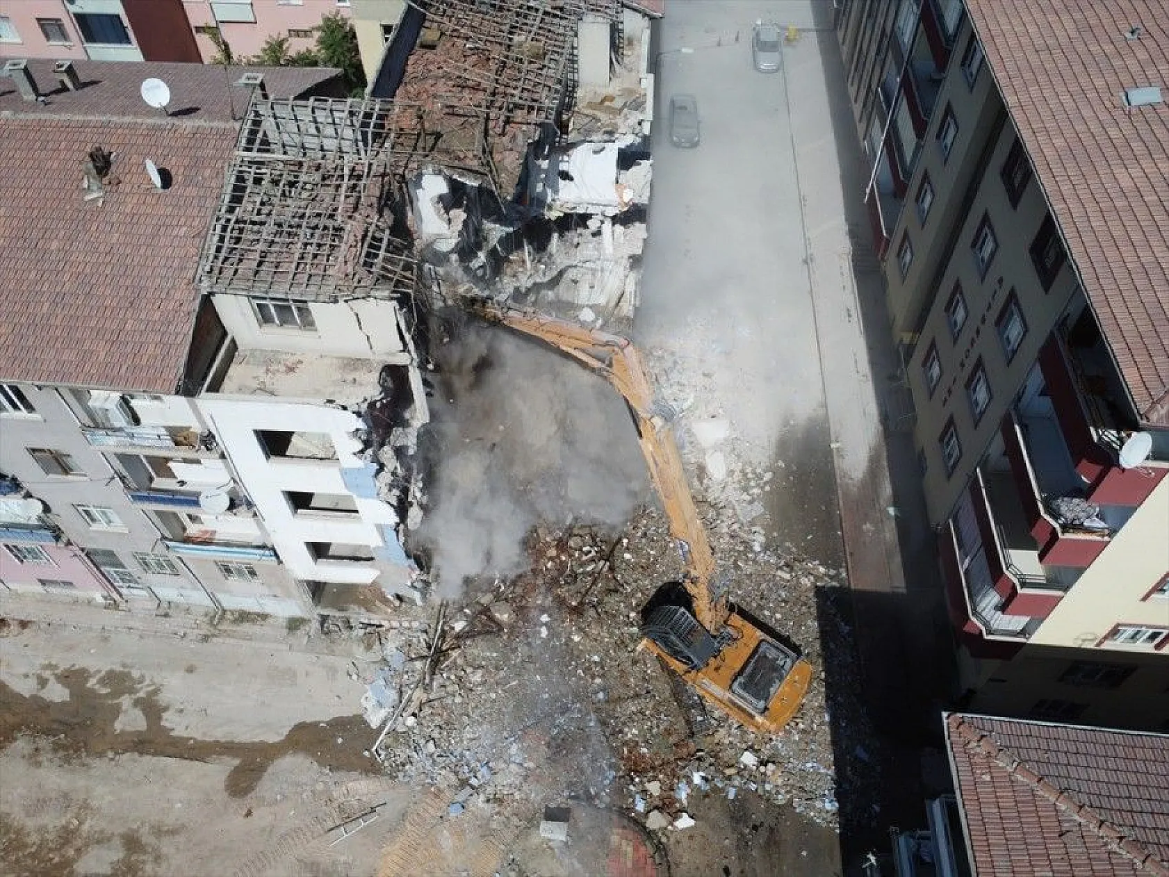 Elazığ'da ağır hasarlı binaların yüzde 46'sının yıkımı gerçekleştirildi