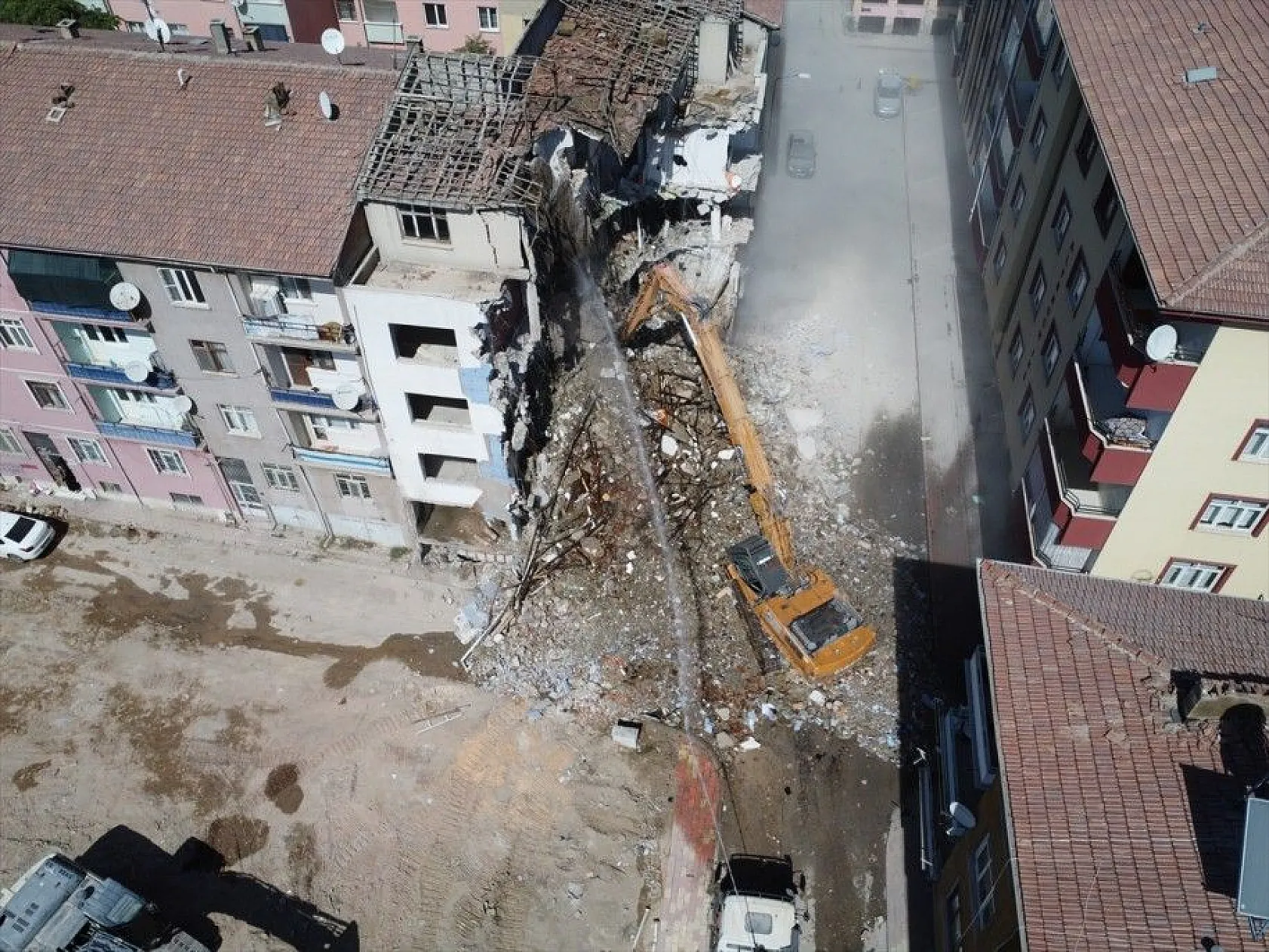 Elazığ'da ağır hasarlı binaların yüzde 46'sının yıkımı gerçekleştirildi