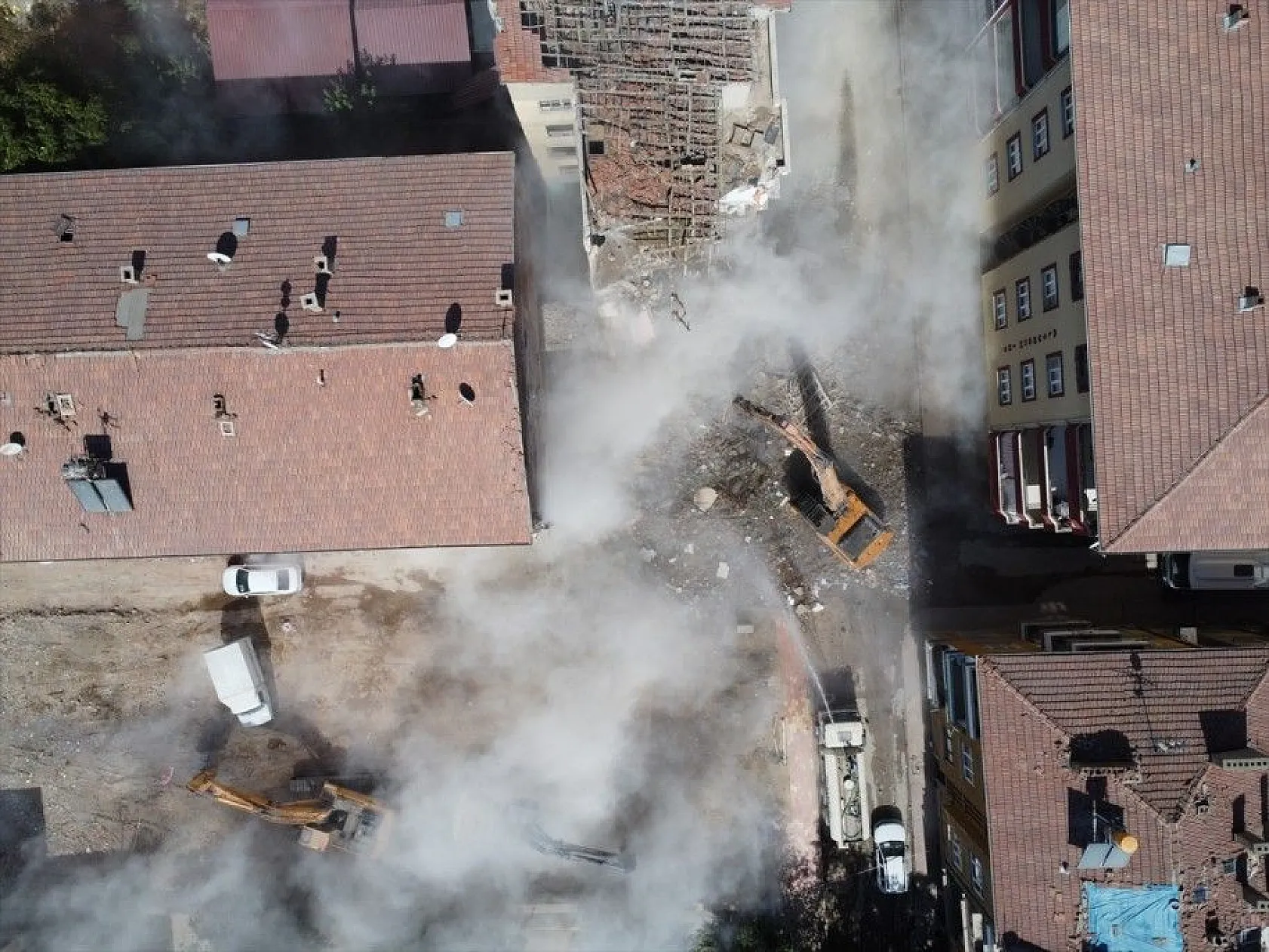 Elazığ'da ağır hasarlı binaların yüzde 46'sının yıkımı gerçekleştirildi