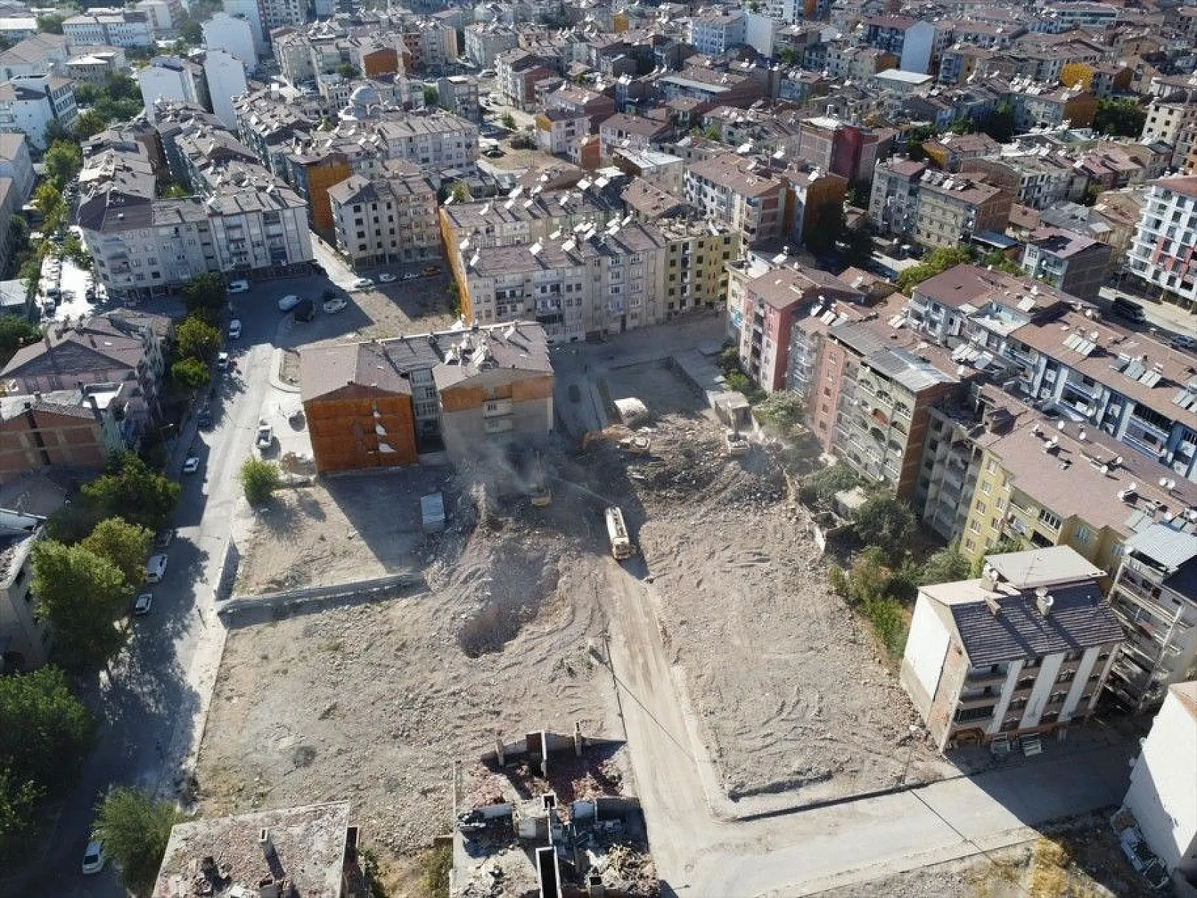 Elazığ'da ağır hasarlı binaların yüzde 46'sının yıkımı gerçekleştirildi