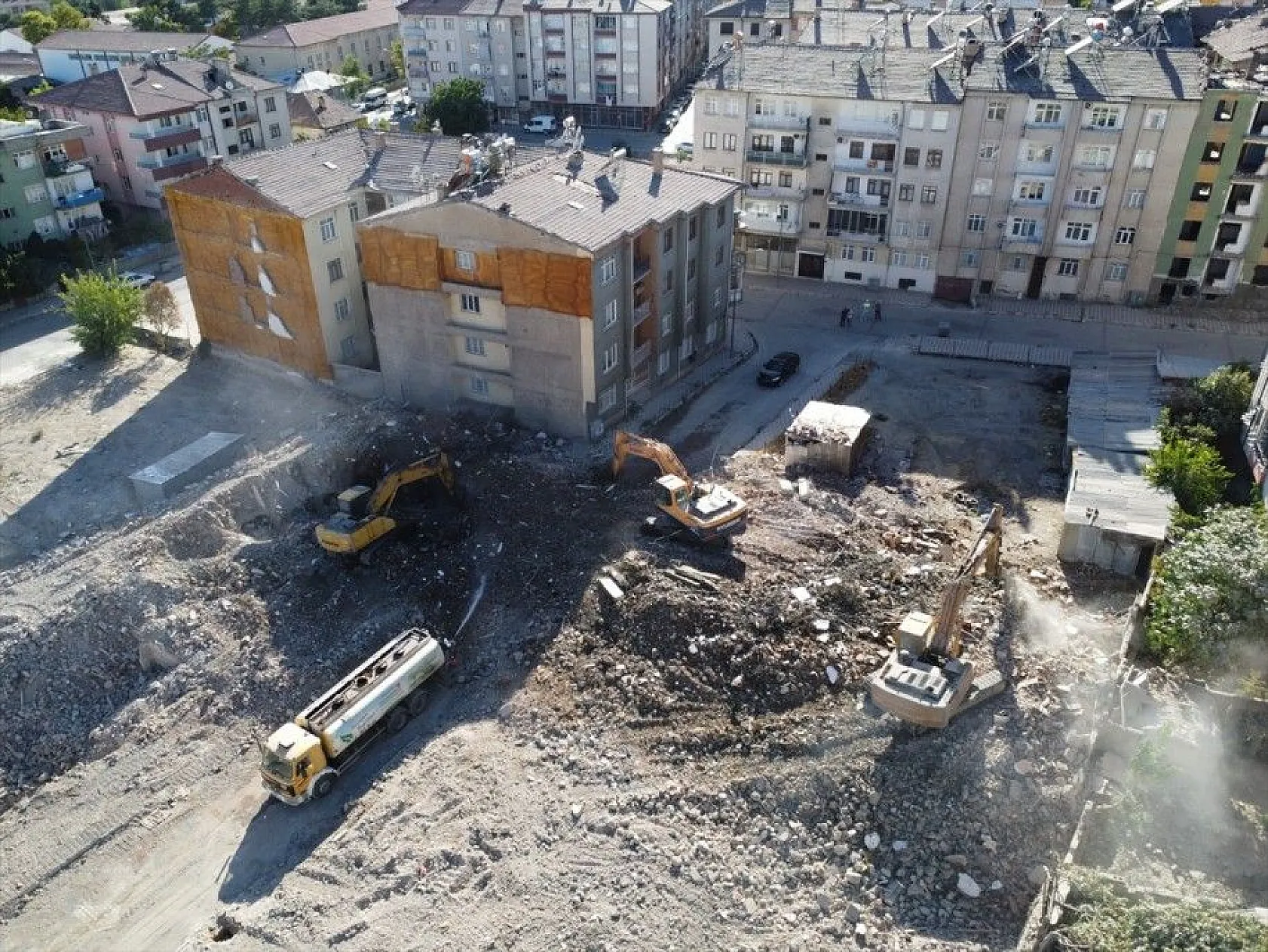 Elazığ'da ağır hasarlı binaların yüzde 46'sının yıkımı gerçekleştirildi