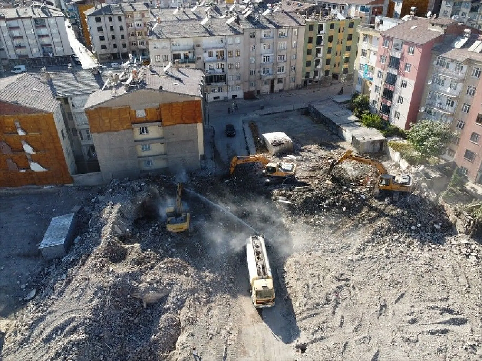 Elazığ'da ağır hasarlı binaların yüzde 46'sının yıkımı gerçekleştirildi