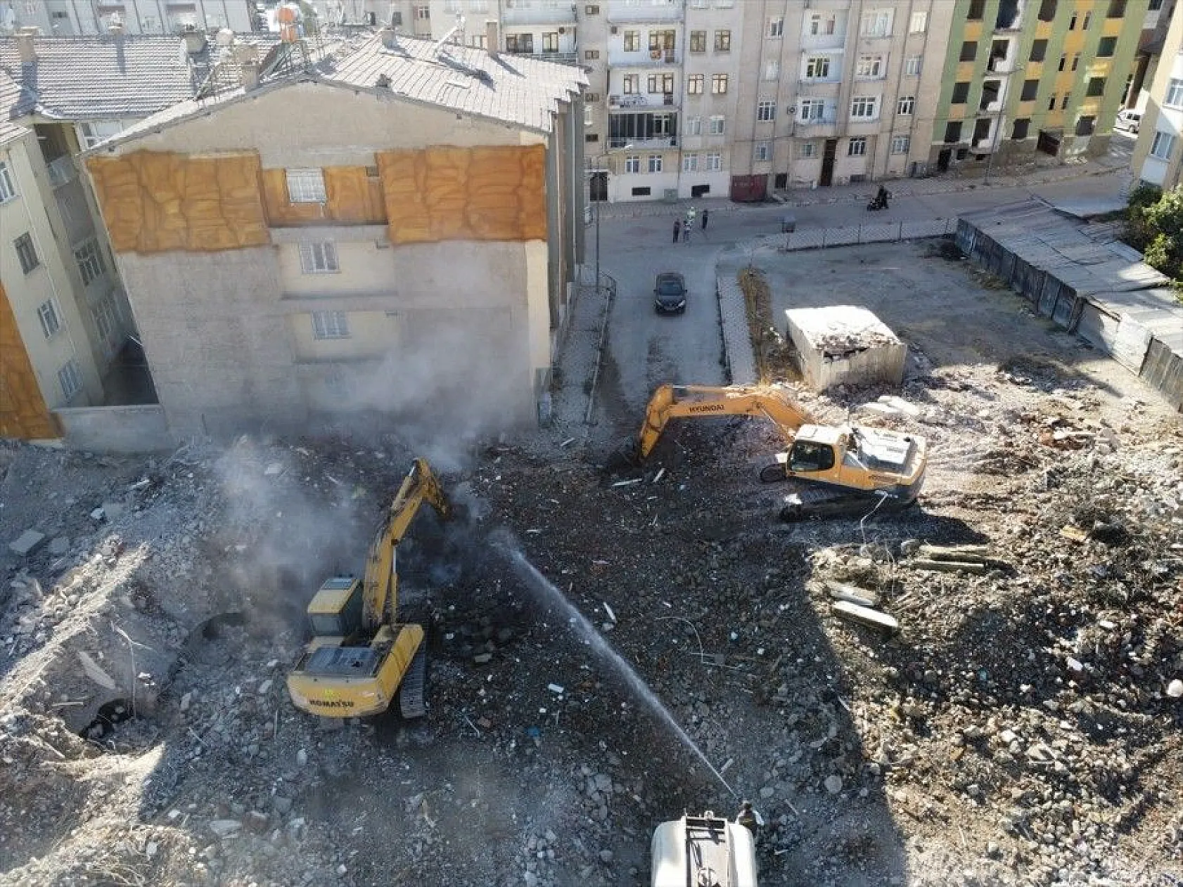 Elazığ'da ağır hasarlı binaların yüzde 46'sının yıkımı gerçekleştirildi