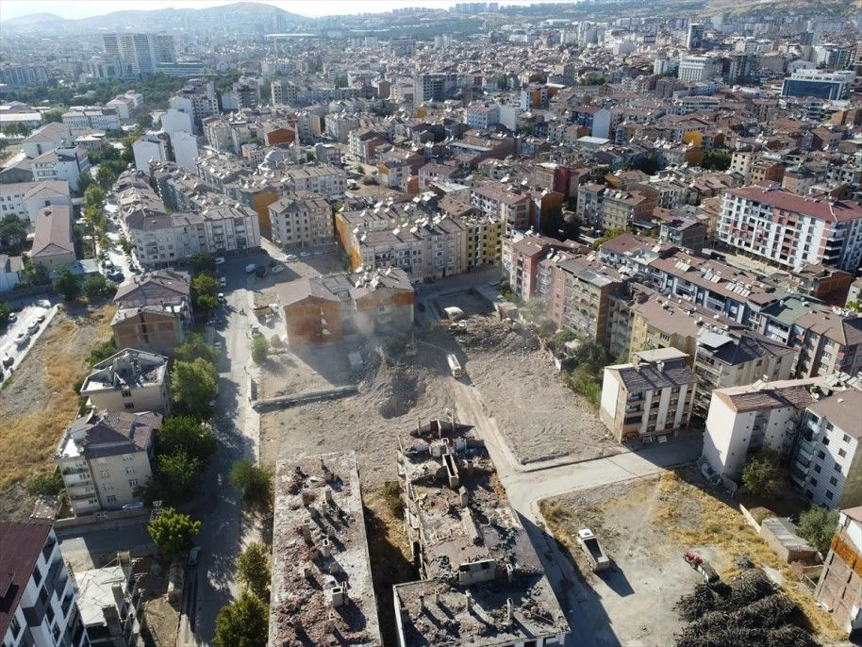 Elazığ'da ağır hasarlı binaların yüzde 46'sının yıkımı gerçekleştirildi