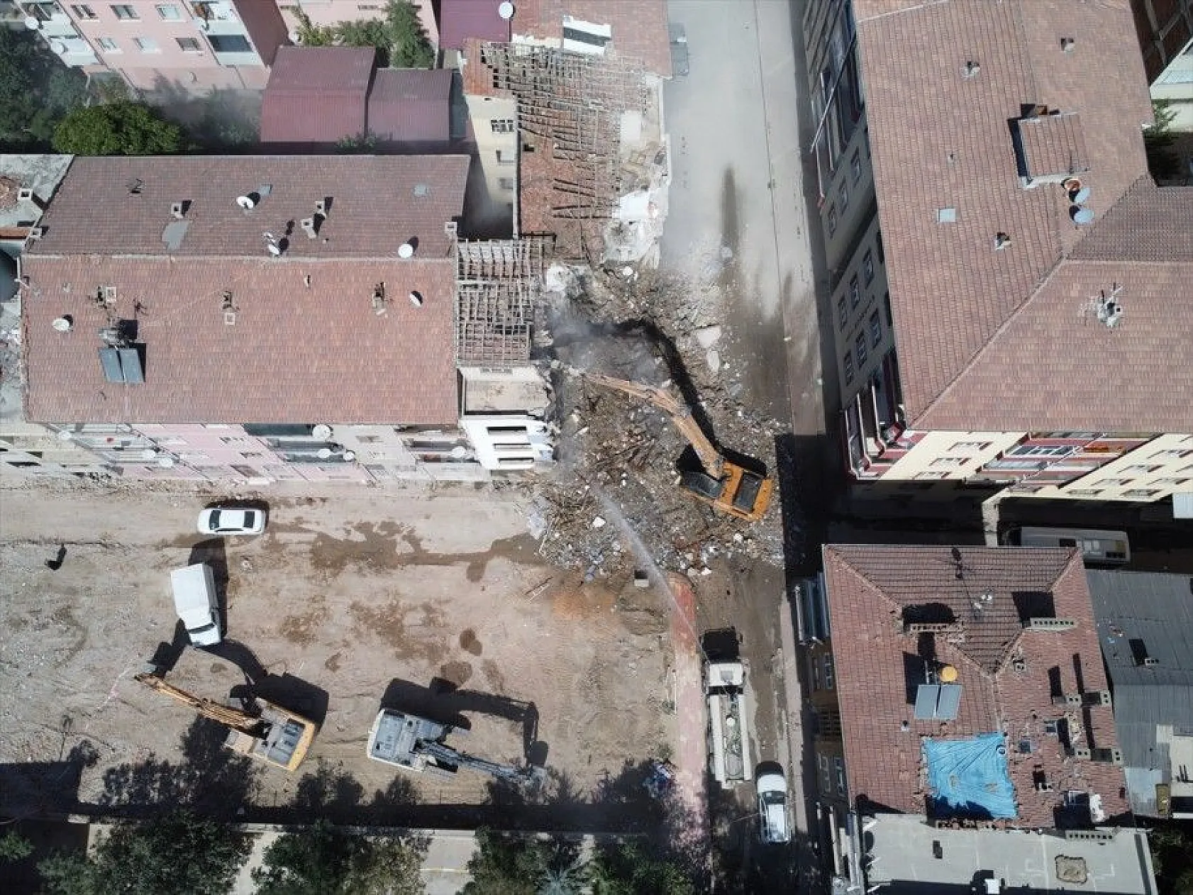 Elazığ'da ağır hasarlı binaların yüzde 46'sının yıkımı gerçekleştirildi