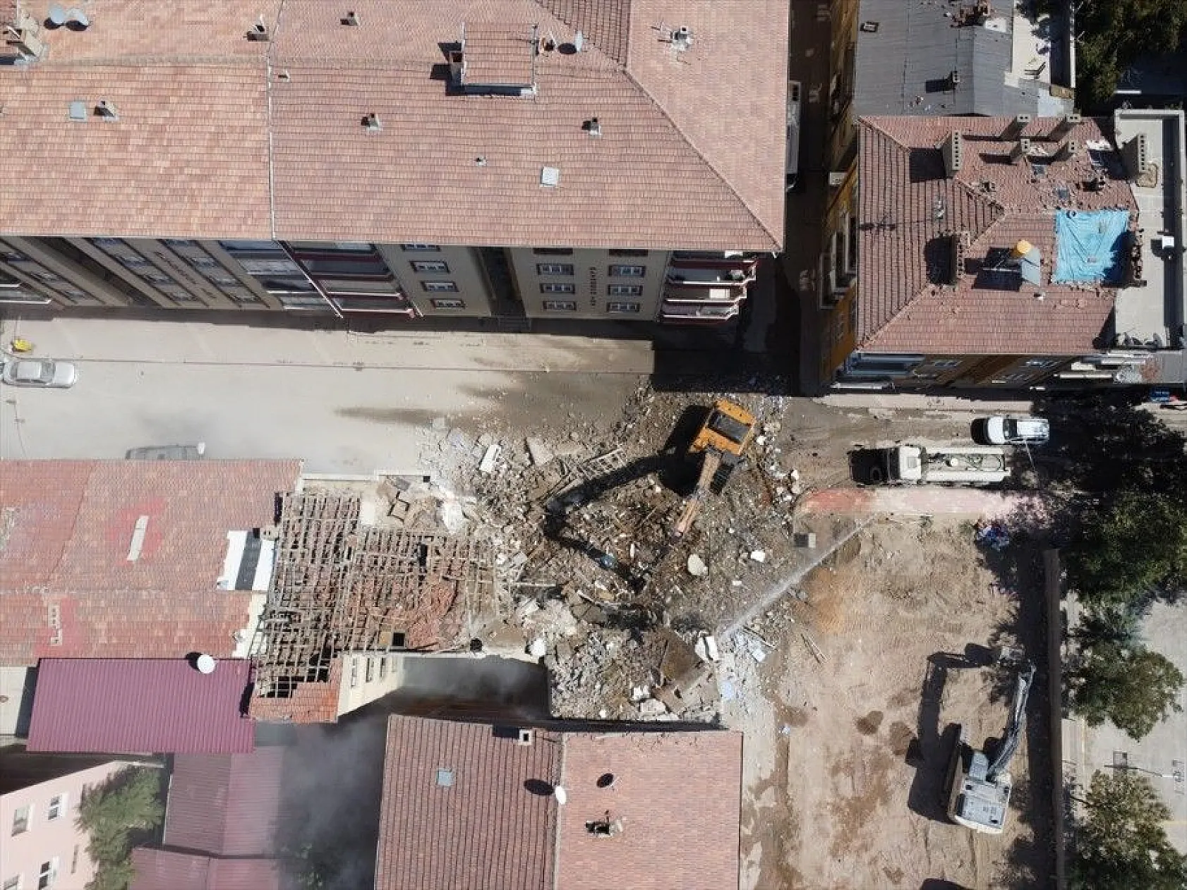 Elazığ'da ağır hasarlı binaların yüzde 46'sının yıkımı gerçekleştirildi