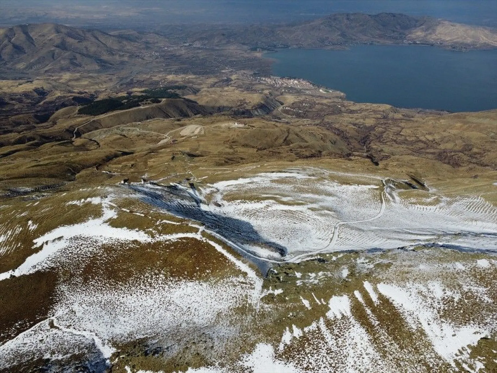 Göl manzaralı kayak merkezi yeni sezon için gün sayıyor