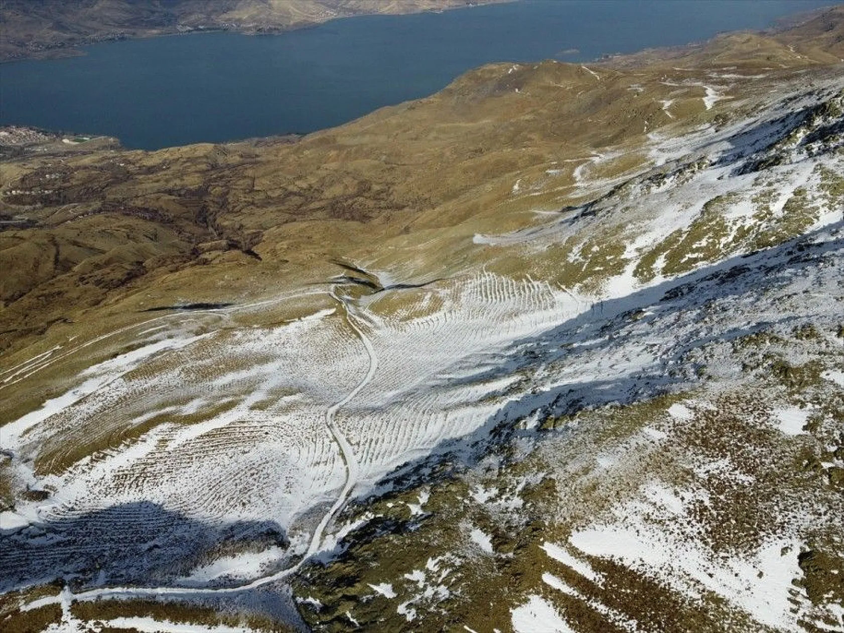 Göl manzaralı kayak merkezi yeni sezon için gün sayıyor