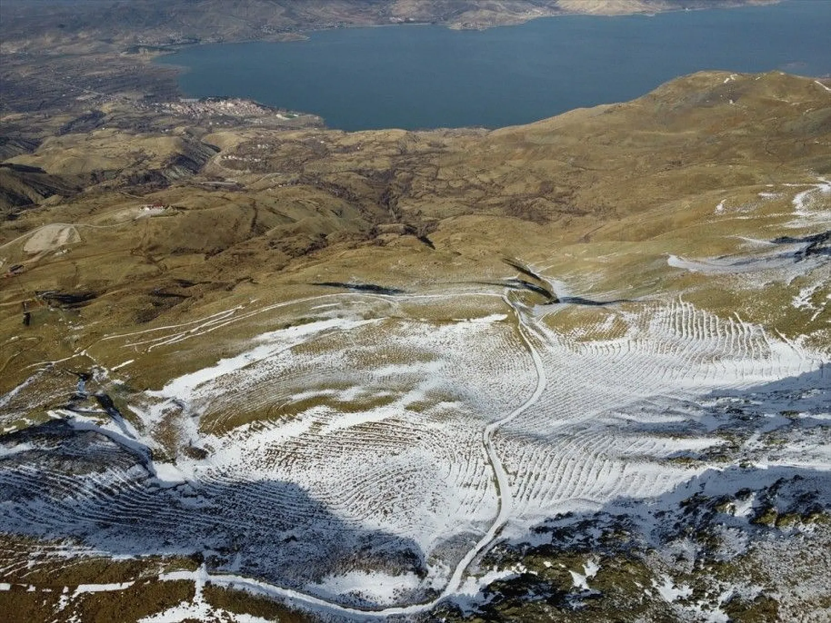 Göl manzaralı kayak merkezi yeni sezon için gün sayıyor