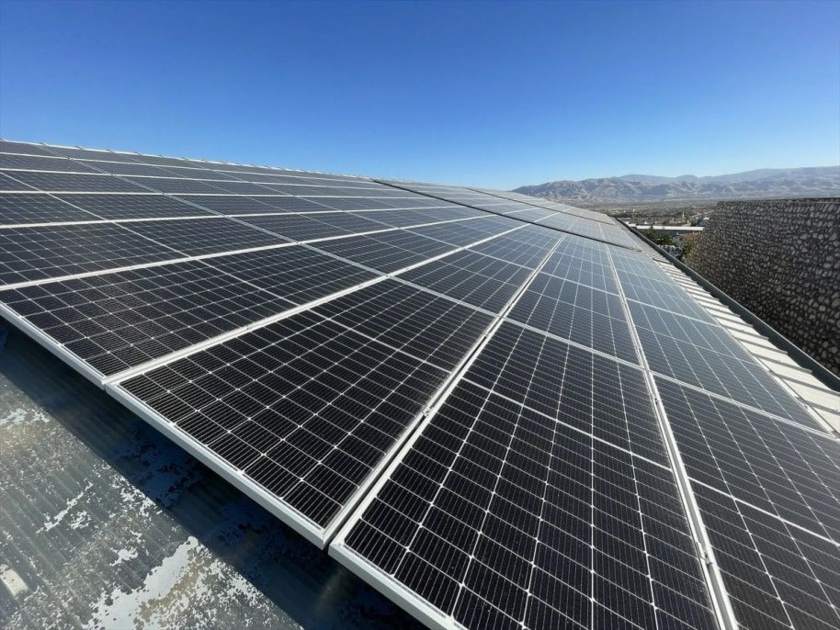 Enerjisini GES'ten sağlayan fabrika ihtiyaç fazlası elektriği satıyor