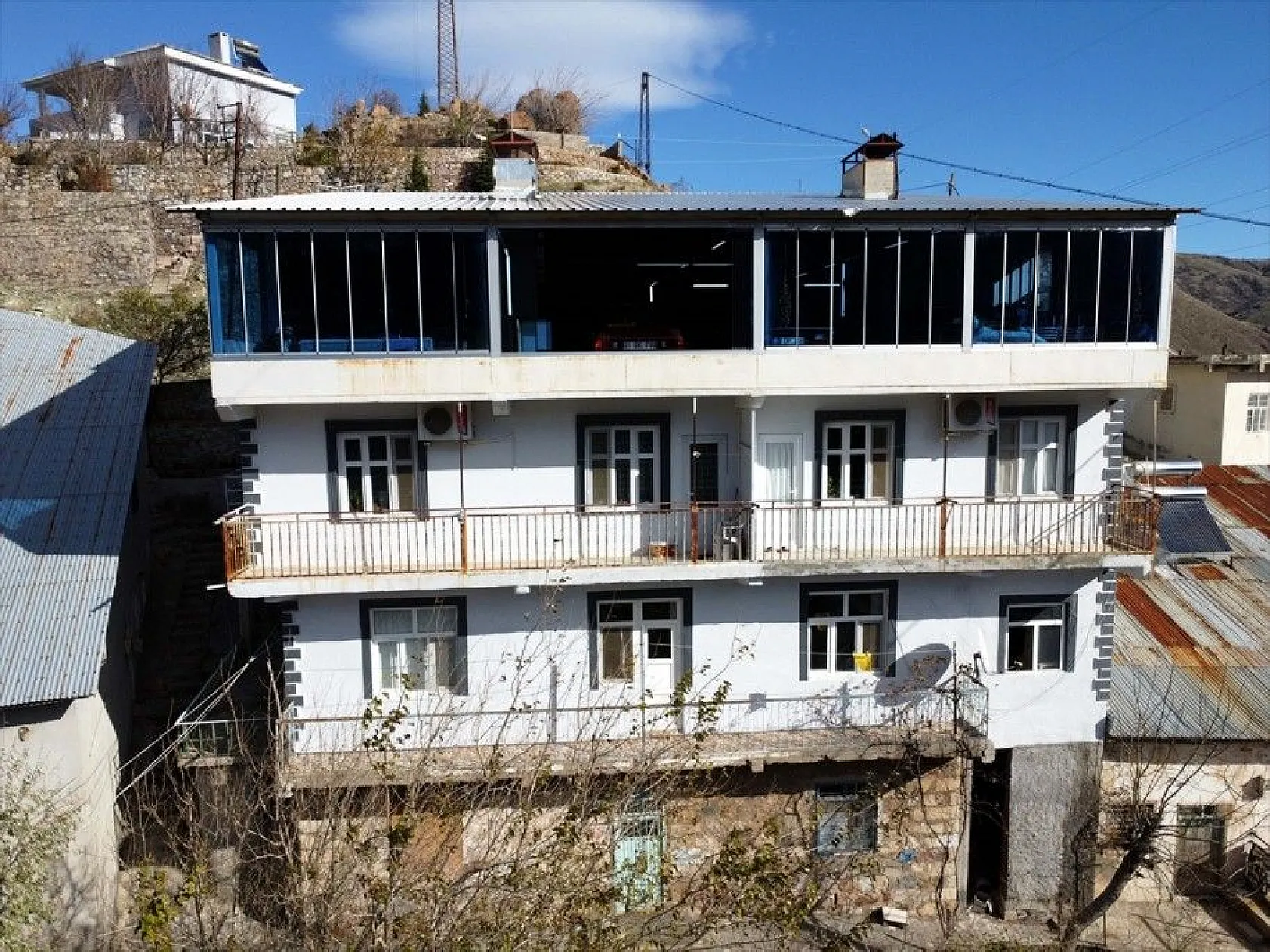 Evlerinin teraslarını garaja dönüştürdüler