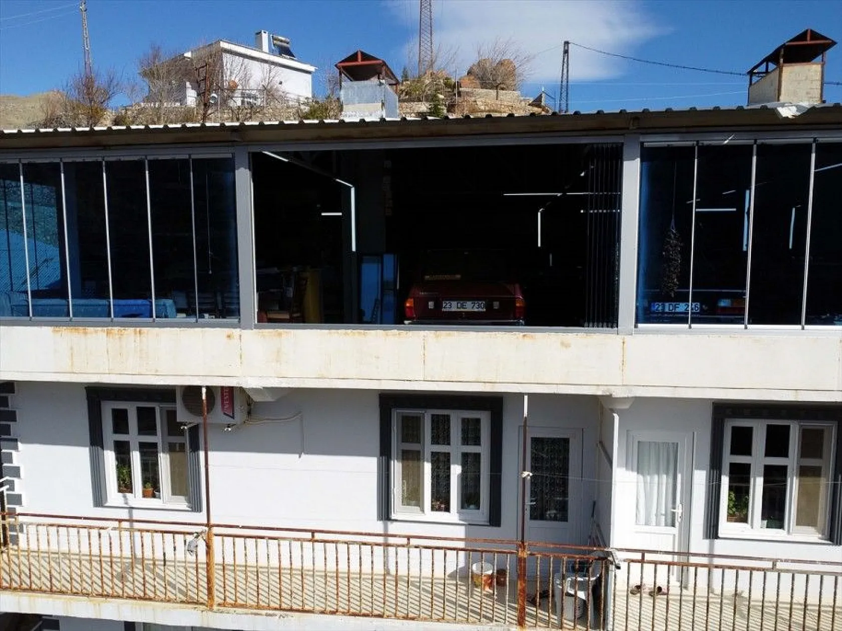 Evlerinin teraslarını garaja dönüştürdüler