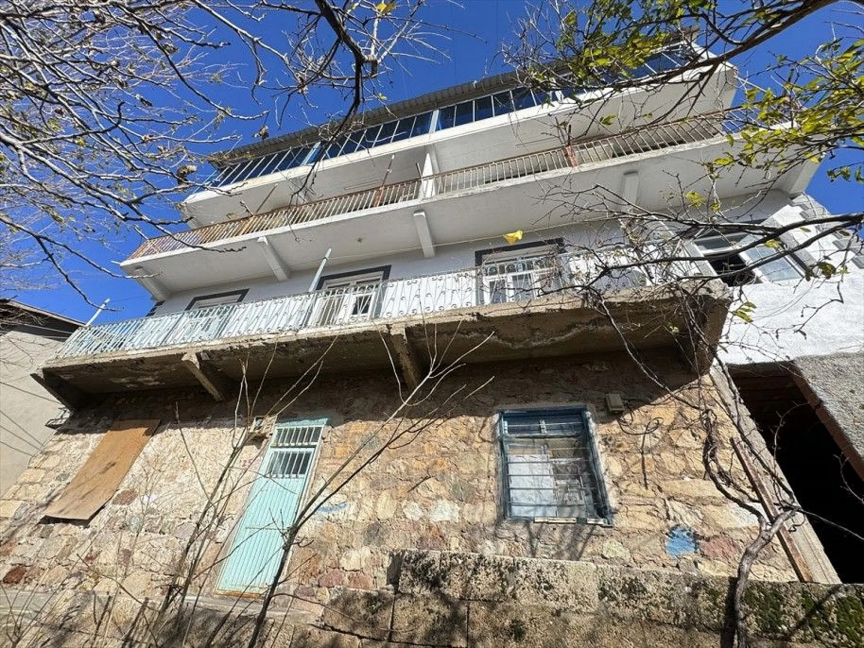 Evlerinin teraslarını garaja dönüştürdüler