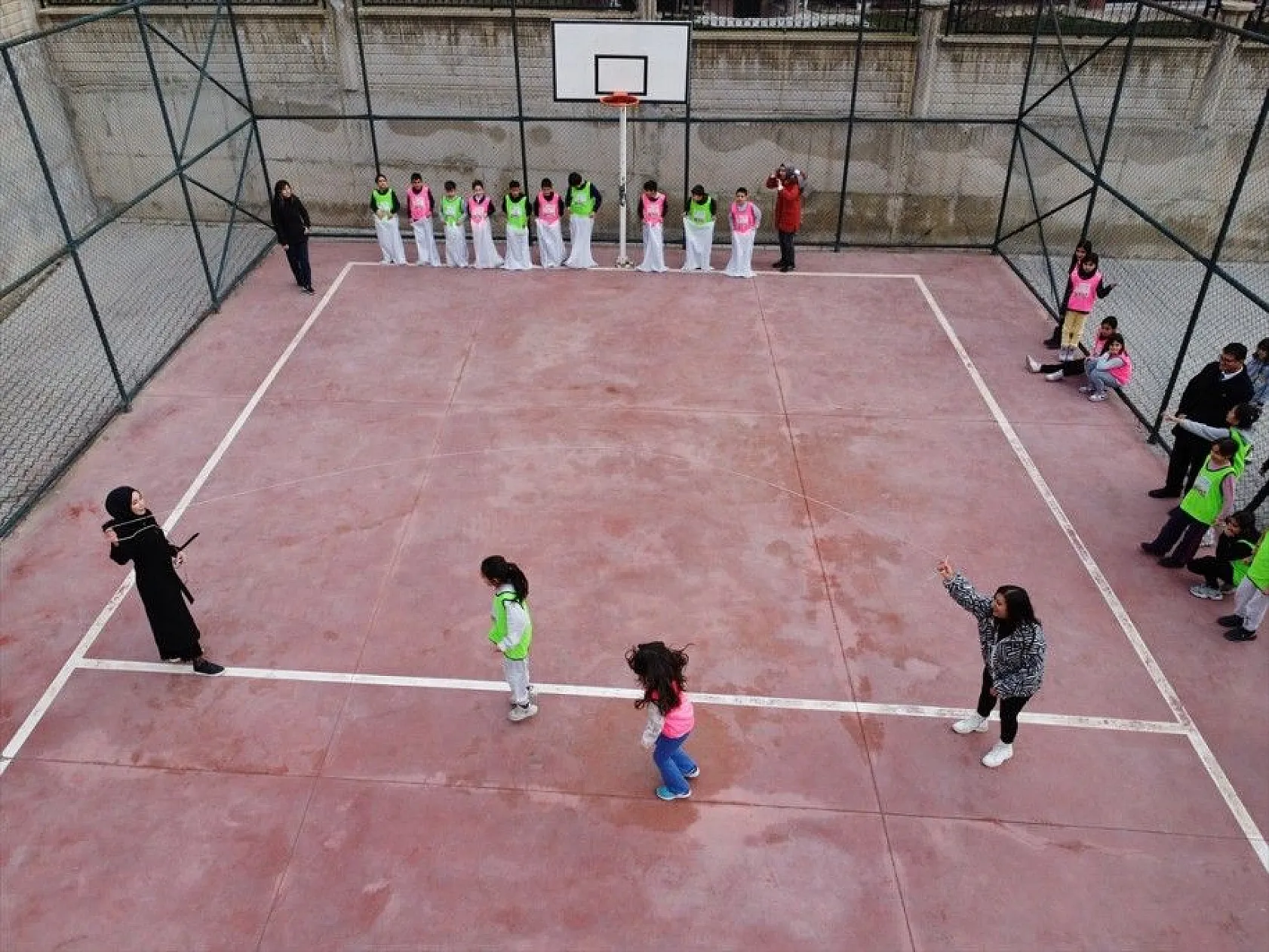 İlkokul öğrencileri geleneksel oyunlarla buluşuyor