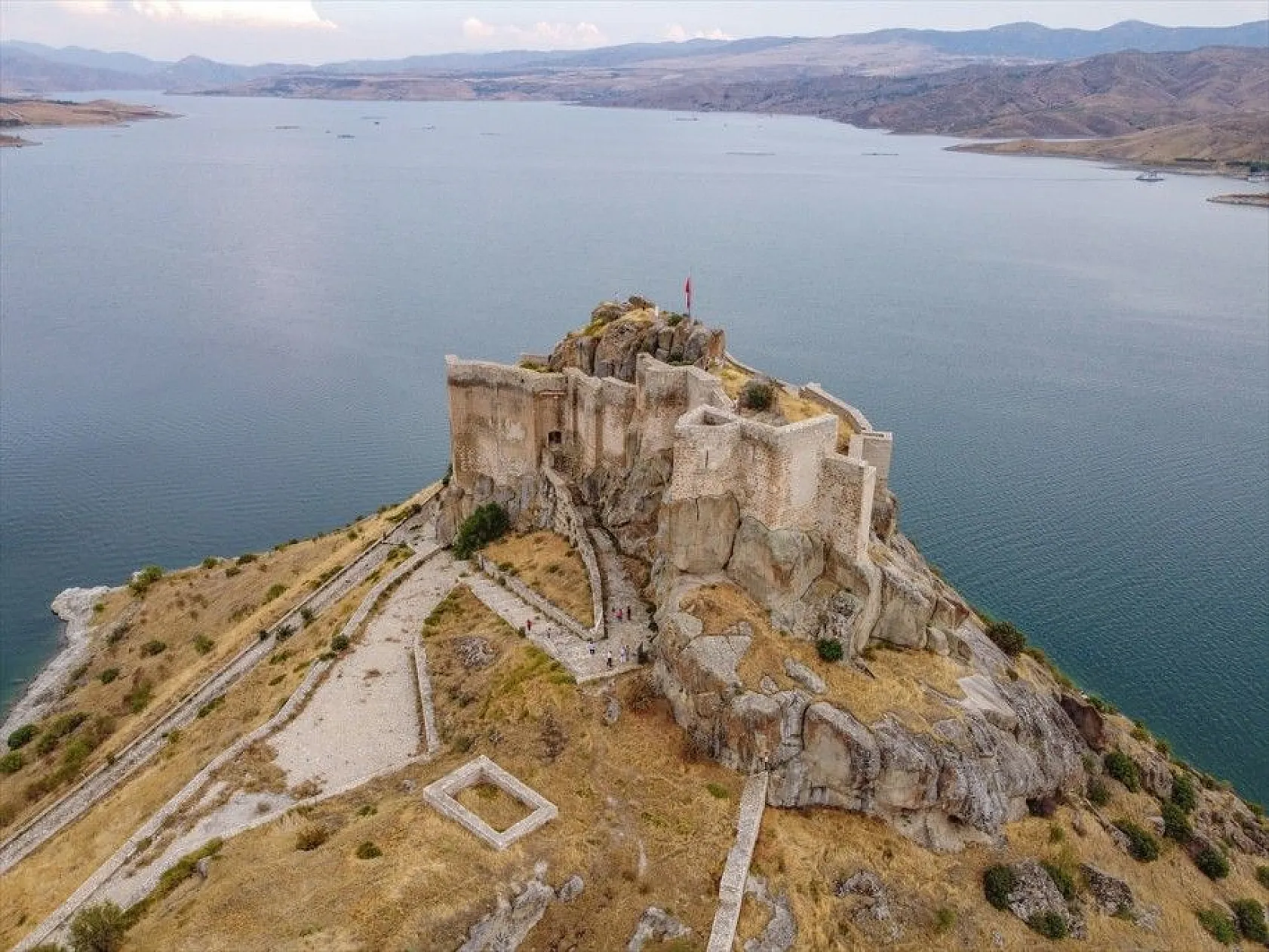 Tarihi Pertek Kalesi'nin cazibesi tekne turlarıyla artıyor