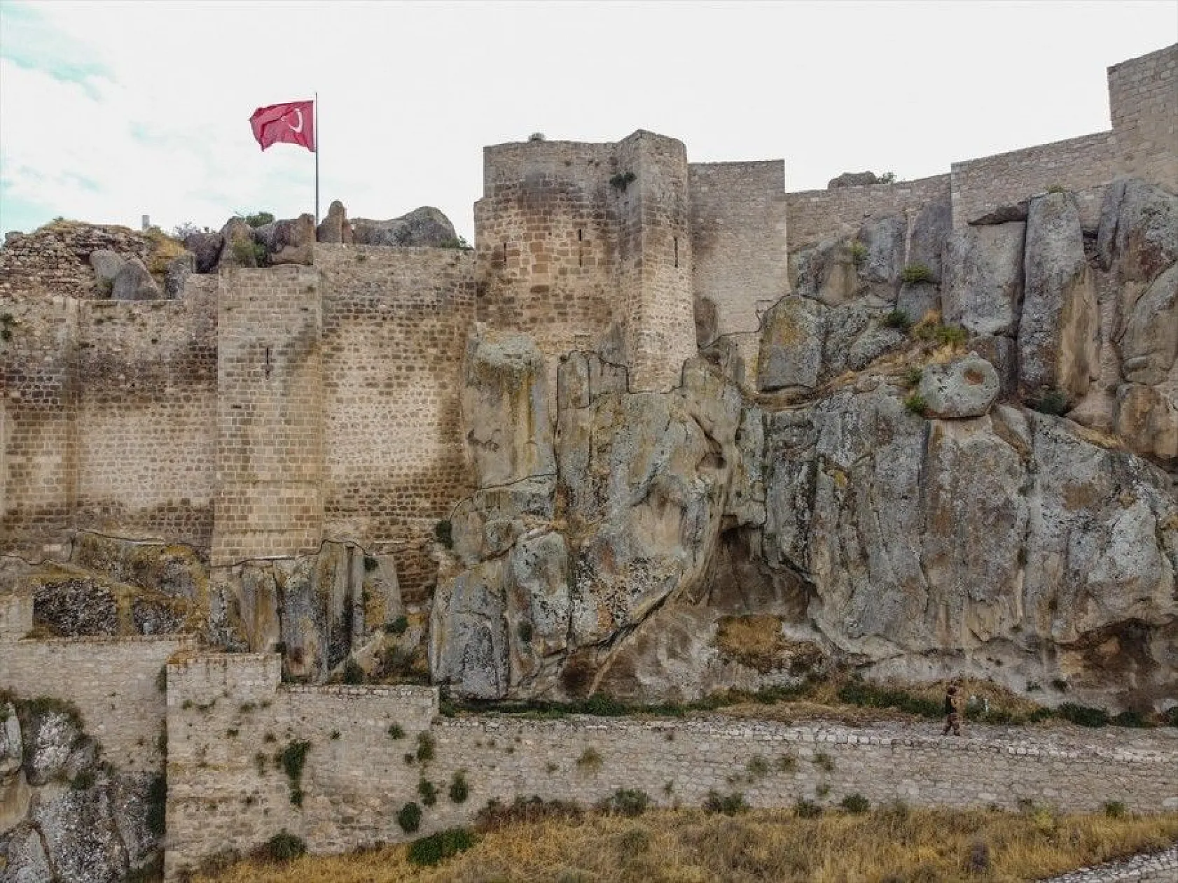 Tarihi Pertek Kalesi'nin cazibesi tekne turlarıyla artıyor