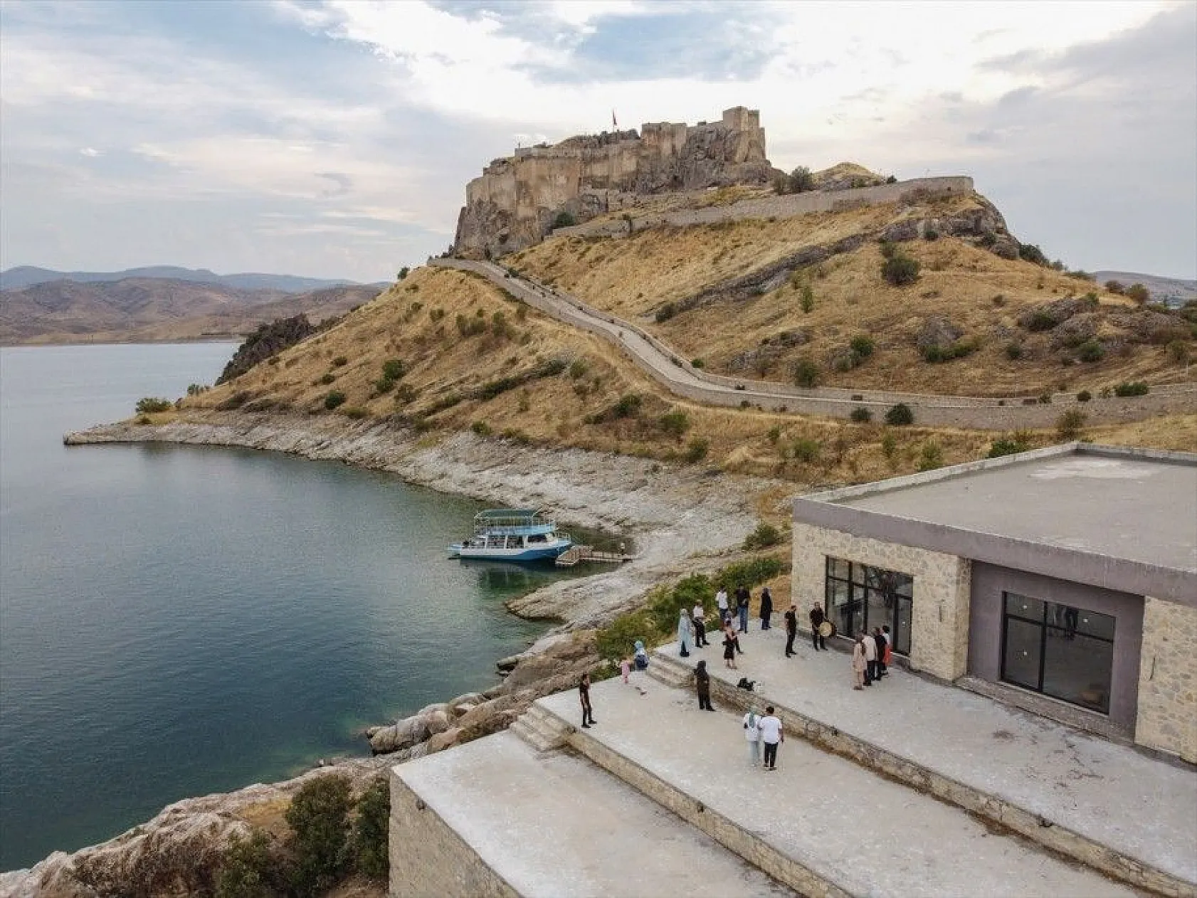 Tarihi Pertek Kalesi'nin cazibesi tekne turlarıyla artıyor