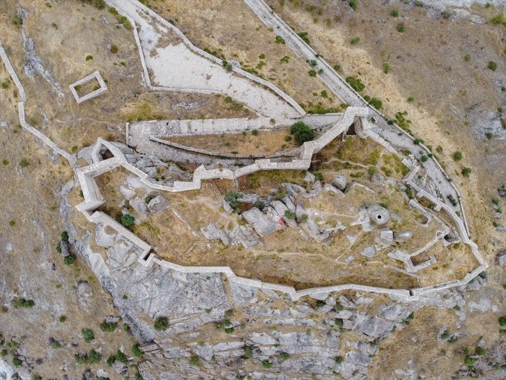 Tarihi Pertek Kalesi'nin cazibesi tekne turlarıyla artıyor