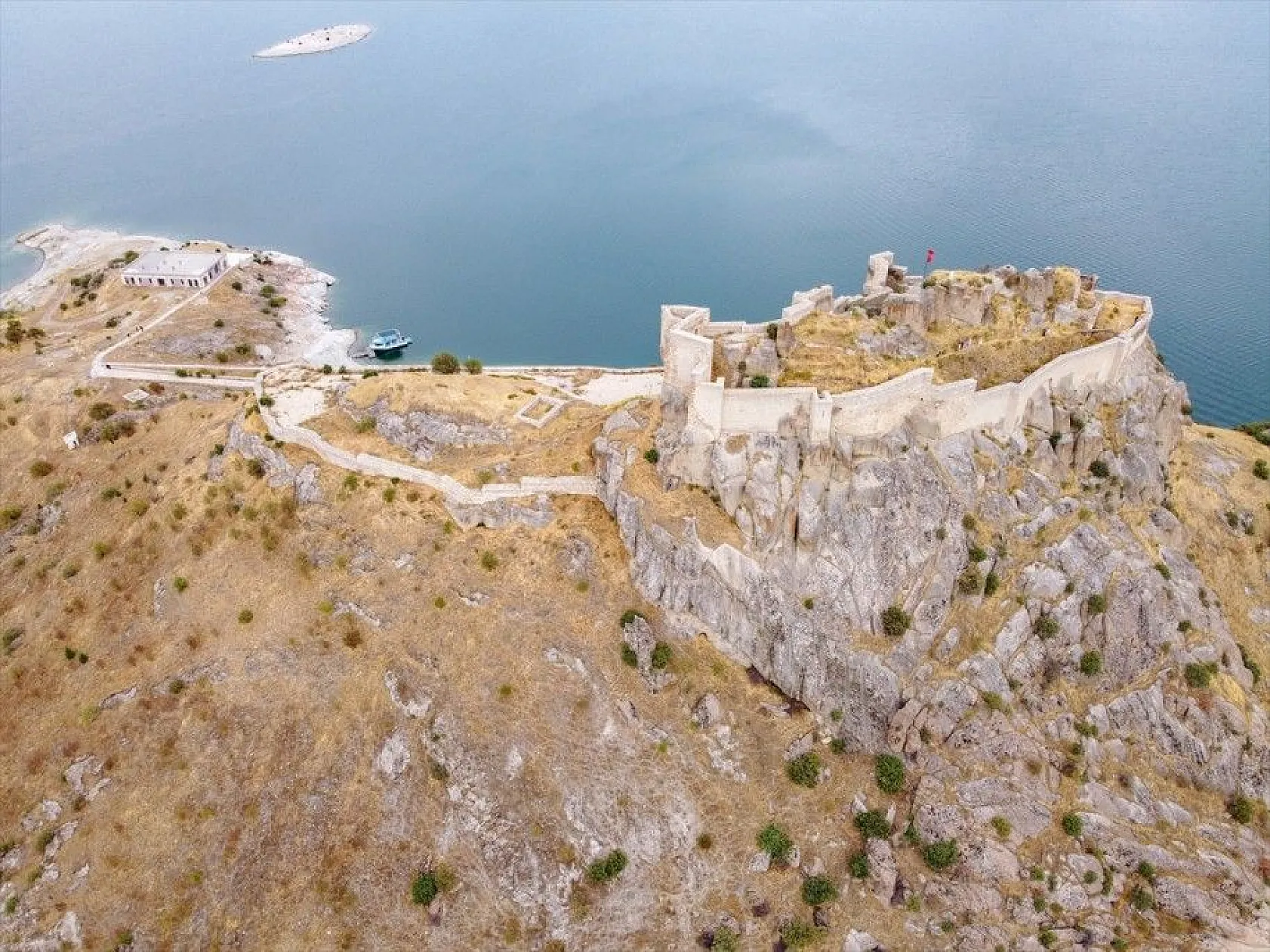 Tarihi Pertek Kalesi'nin cazibesi tekne turlarıyla artıyor