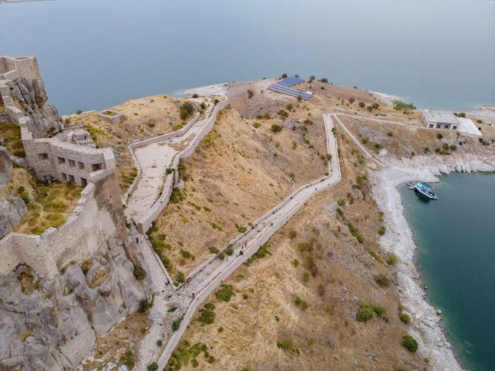 Tarihi Pertek Kalesi'nin cazibesi tekne turlarıyla artıyor
