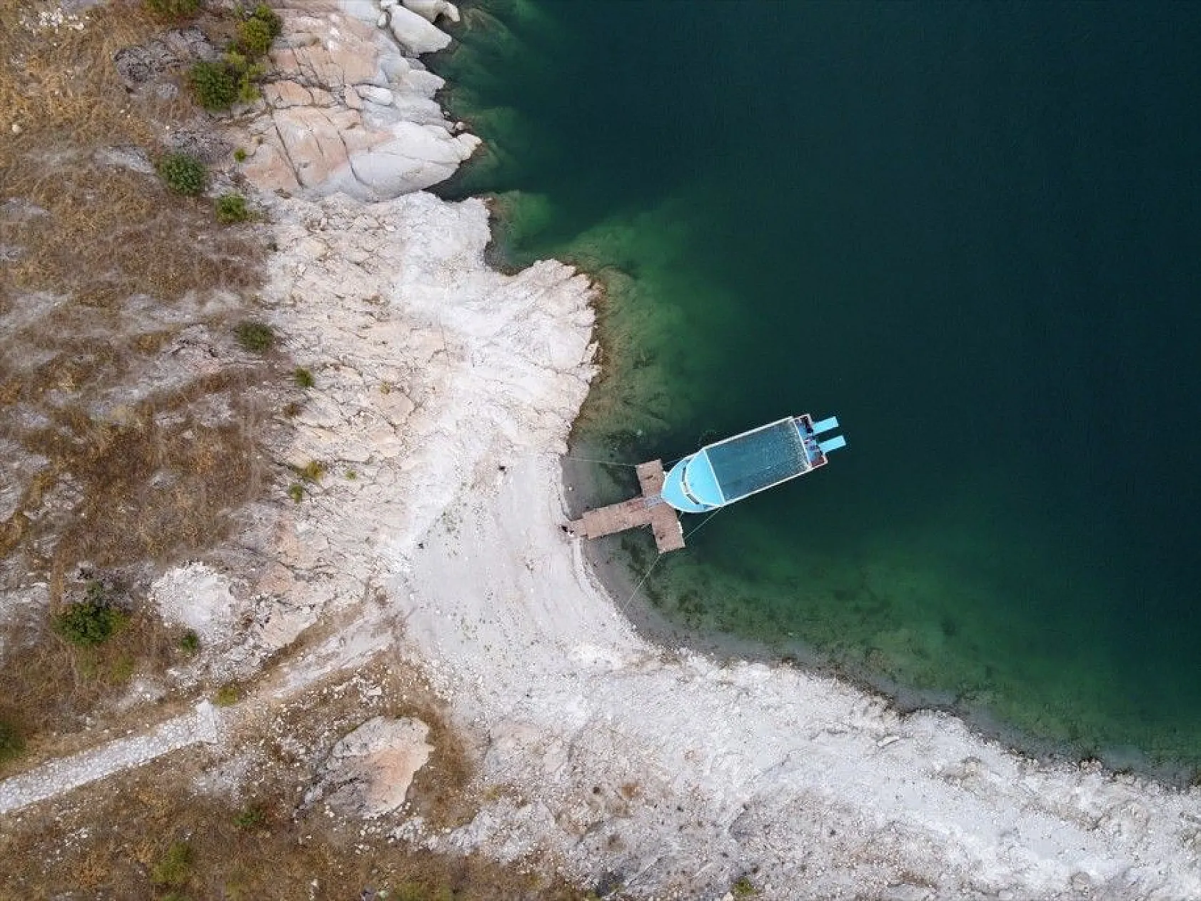 Tarihi Pertek Kalesi'nin cazibesi tekne turlarıyla artıyor