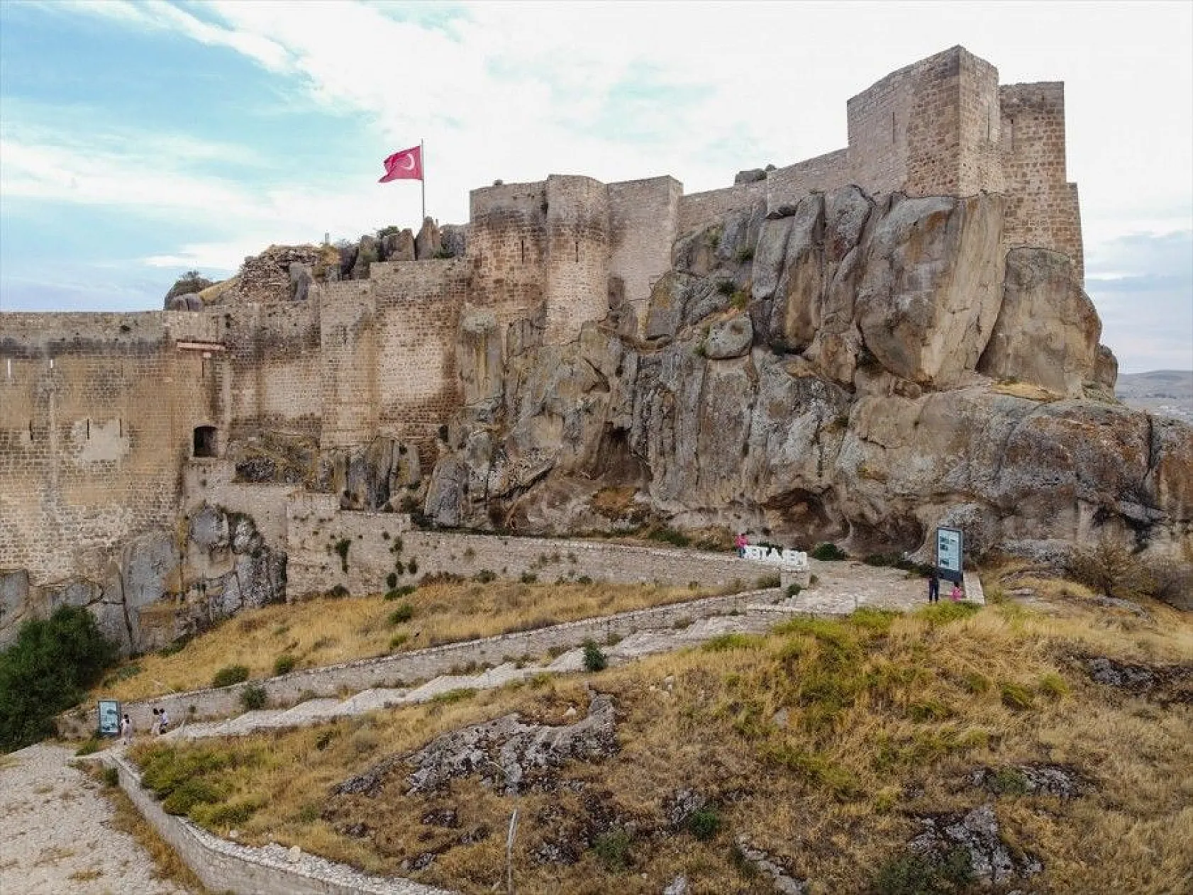 Tarihi Pertek Kalesi'nin cazibesi tekne turlarıyla artıyor